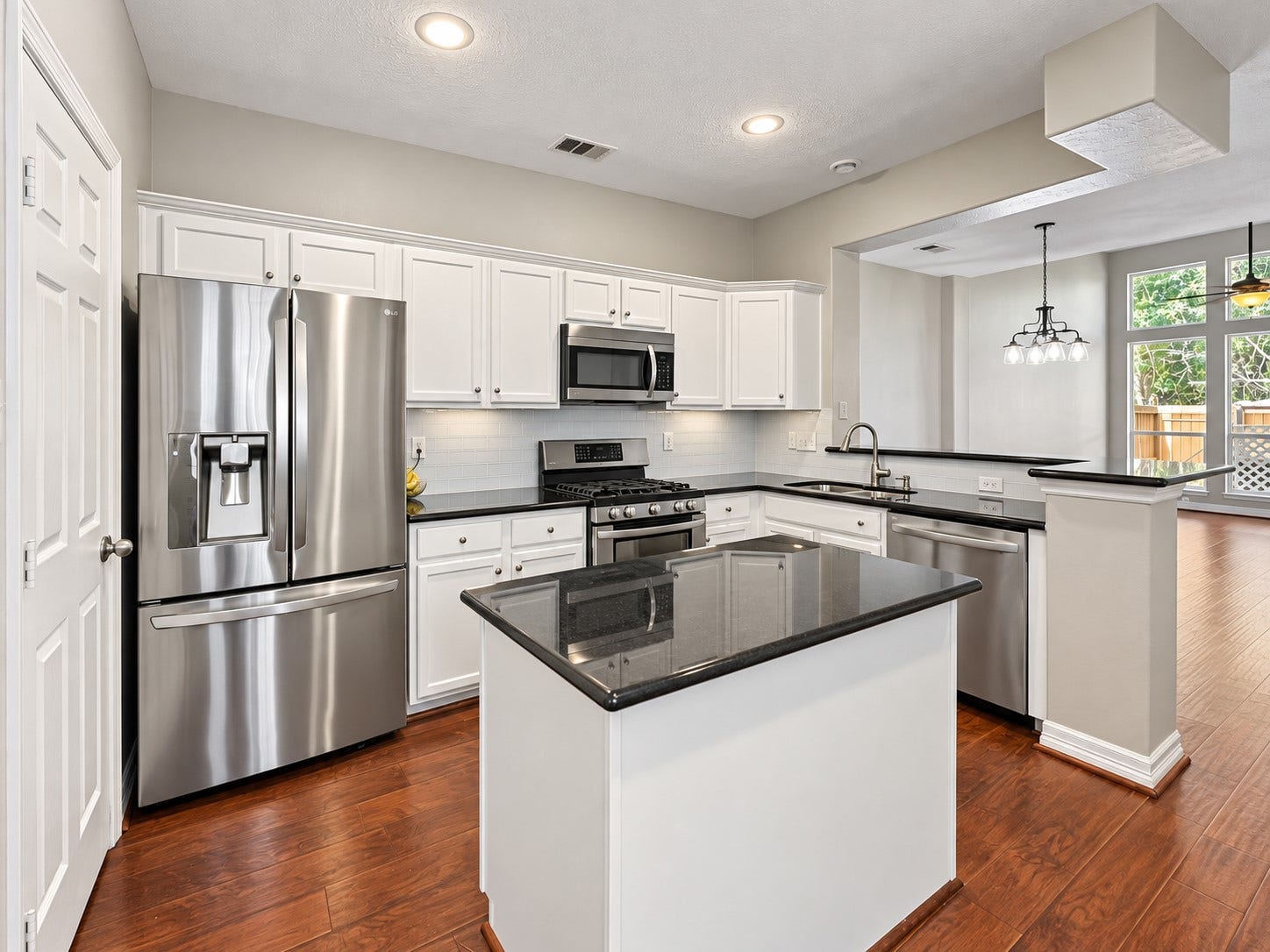 96 S Piper Trace, The Woodlands, TX 77381 96 S Piper Trace, The Woodlands, TX 77381
