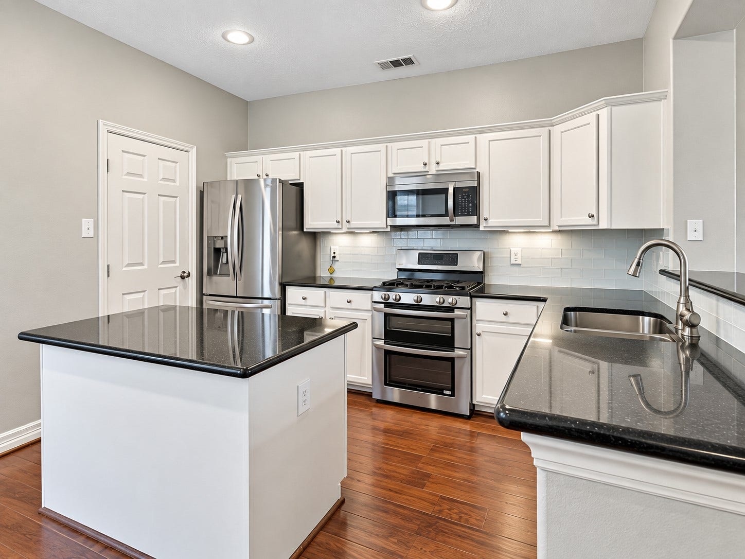 96 S Piper Trace, The Woodlands, TX 77381 96 S Piper Trace, The Woodlands, TX 77381