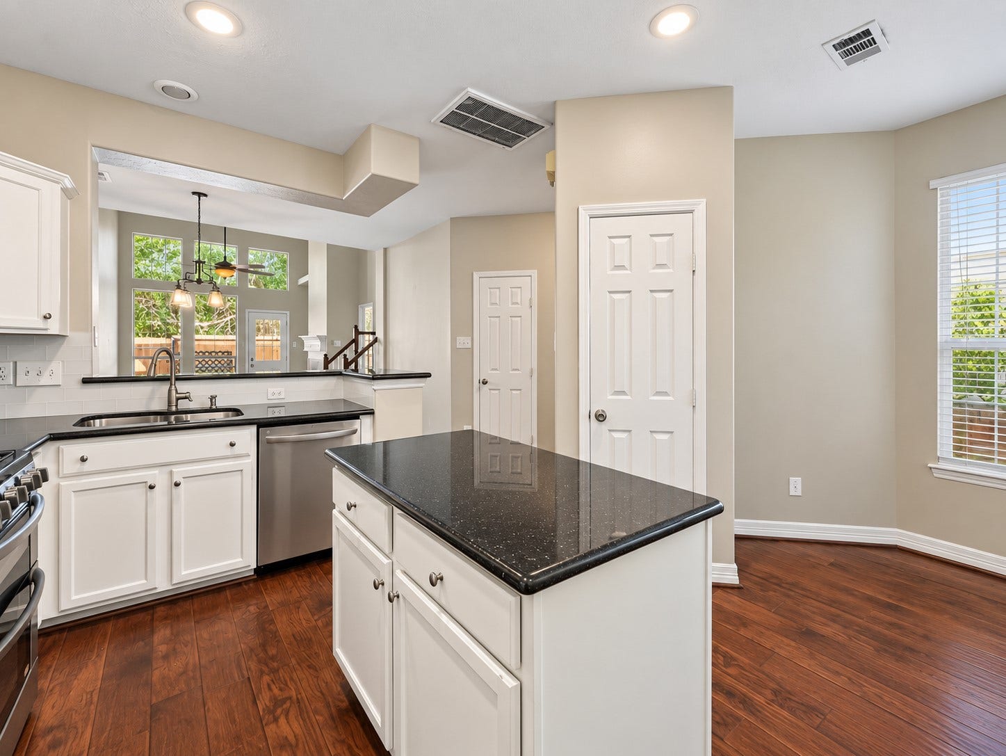 96 S Piper Trace, The Woodlands, TX 77381 96 S Piper Trace, The Woodlands, TX 77381