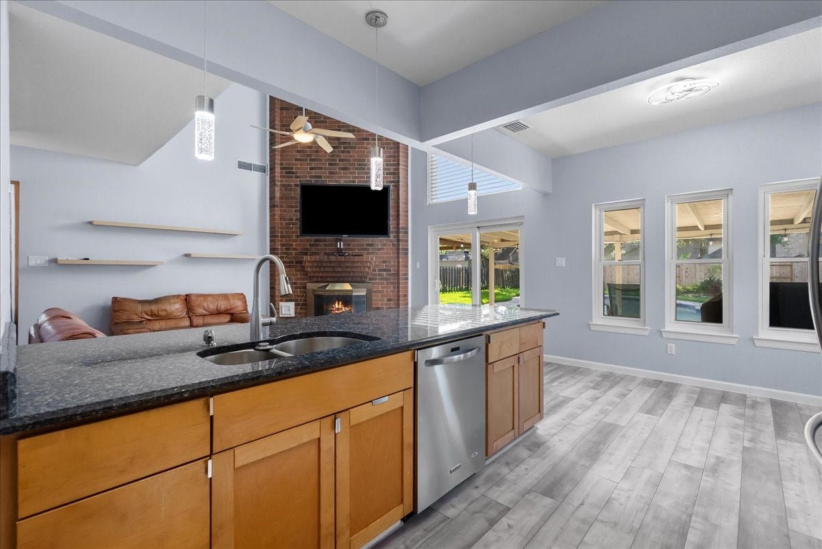 1016 Glenshannon Avenue, Friendswood, TX 77546 1016 Glenshannon Avenue, Friendswood, TX 77546