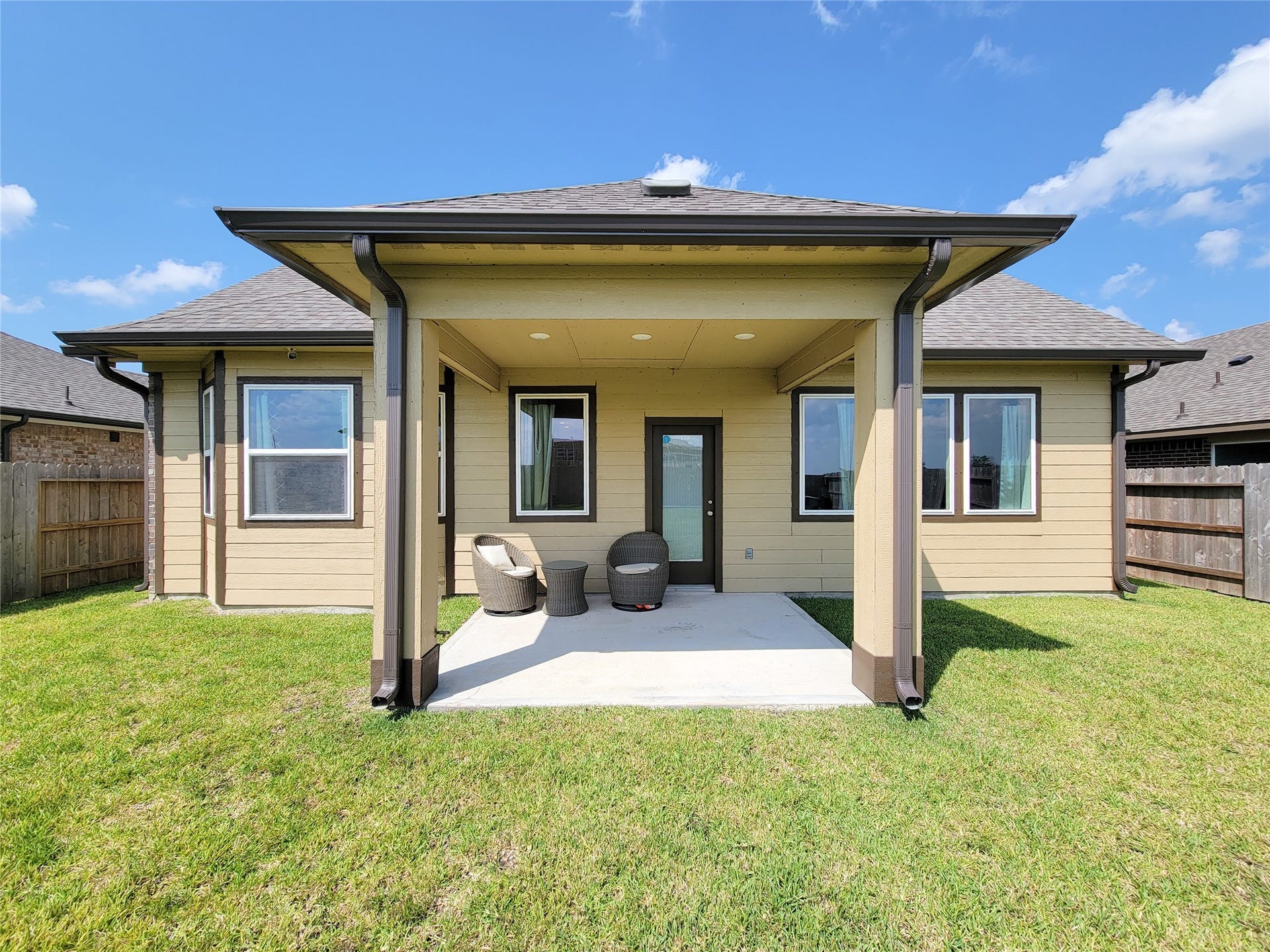 10843 Bodie Hills Drive, Rosharon, TX 77583 Covered patio