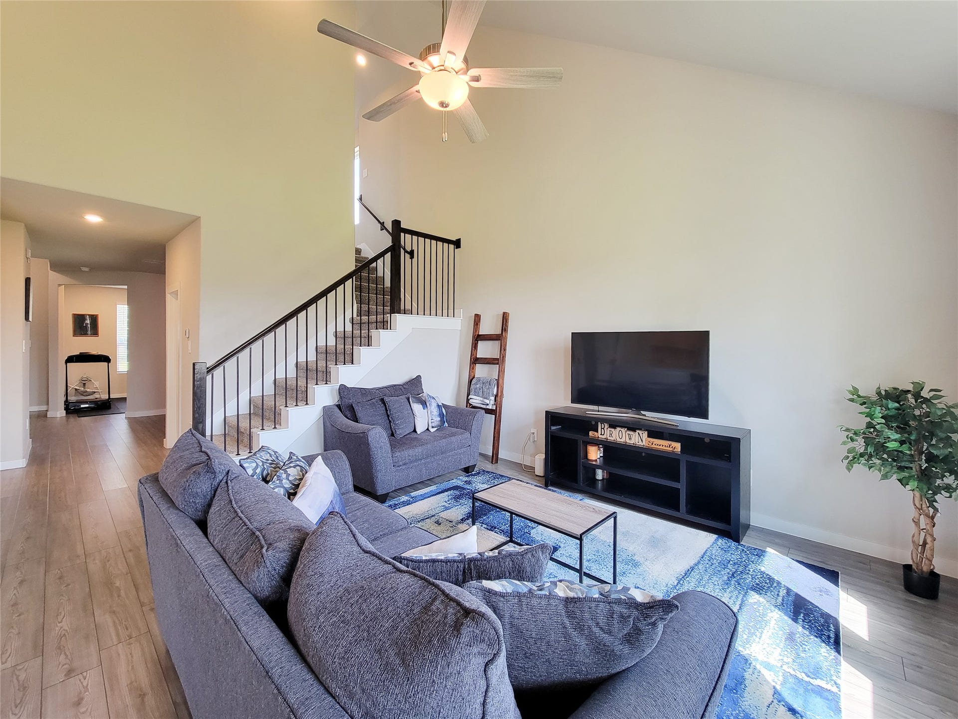 10843 Bodie Hills Drive, Rosharon, TX 77583 Bright and open family room