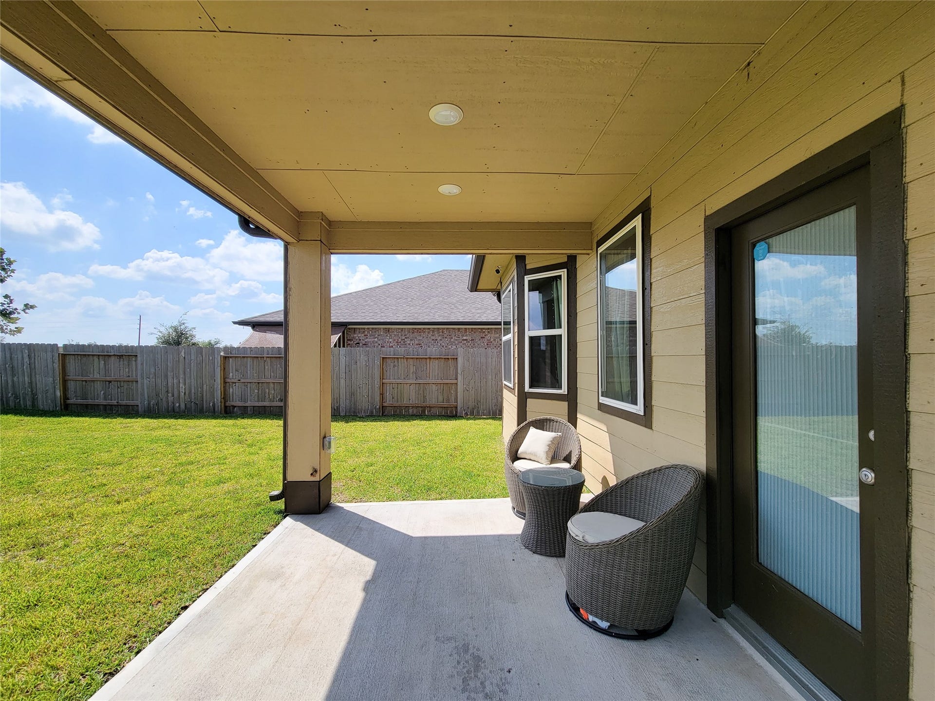 10843 Bodie Hills Drive, Rosharon, TX 77583 Patio Porch