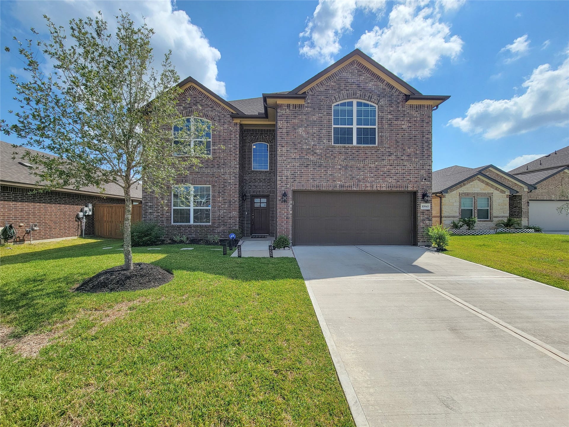10843 Bodie Hills Drive, Rosharon, TX 77583 Great opportunity to buy and have great amenities, a growing community and in a great location. Come tour!