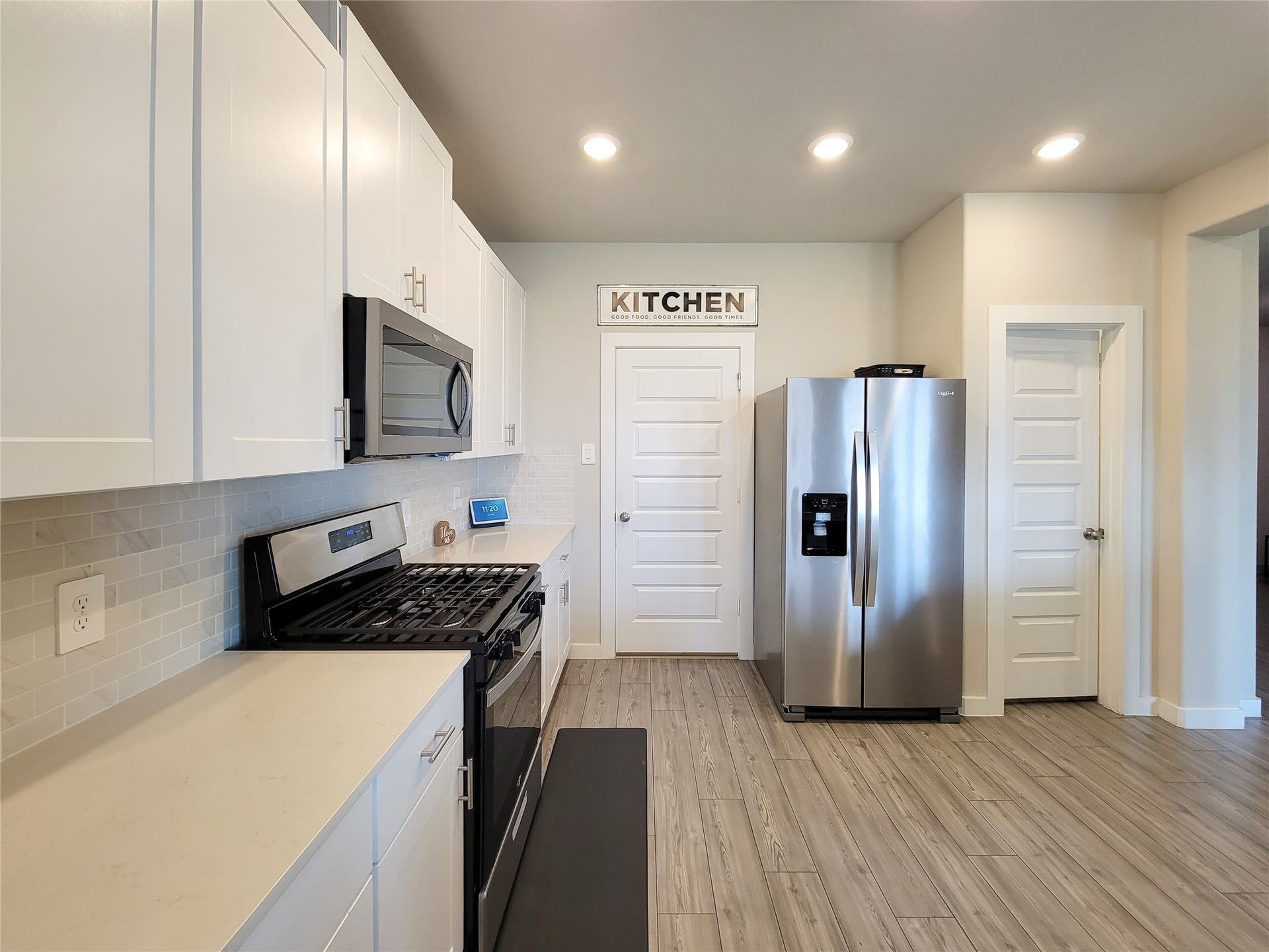 10843 Bodie Hills Drive, Rosharon, TX 77583 New microwave and appliances are included, spacious pantry