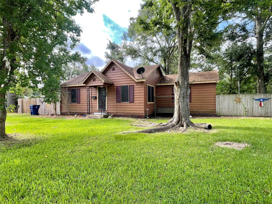Property photo for 718 E Wilkins Street, Angleton, TX