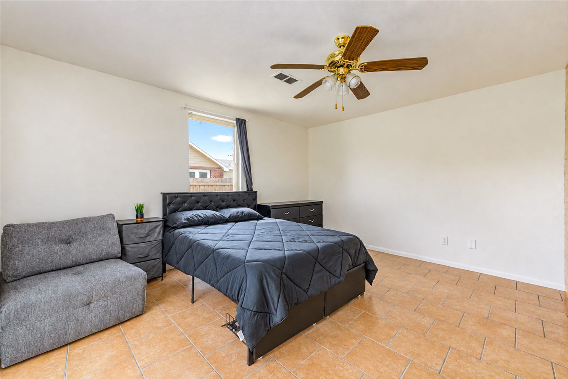 Bed 1 - unit A