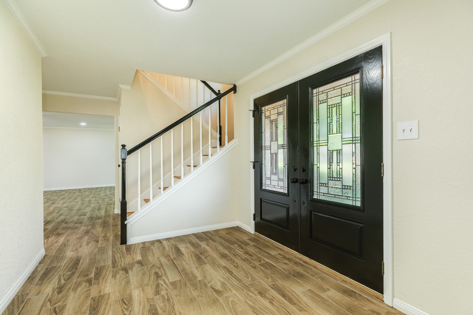 250 Wedgewood Street, Lake Jackson, TX 77566 Formal entryway offering a welcoming first impression and an elegant introduction to the home.
