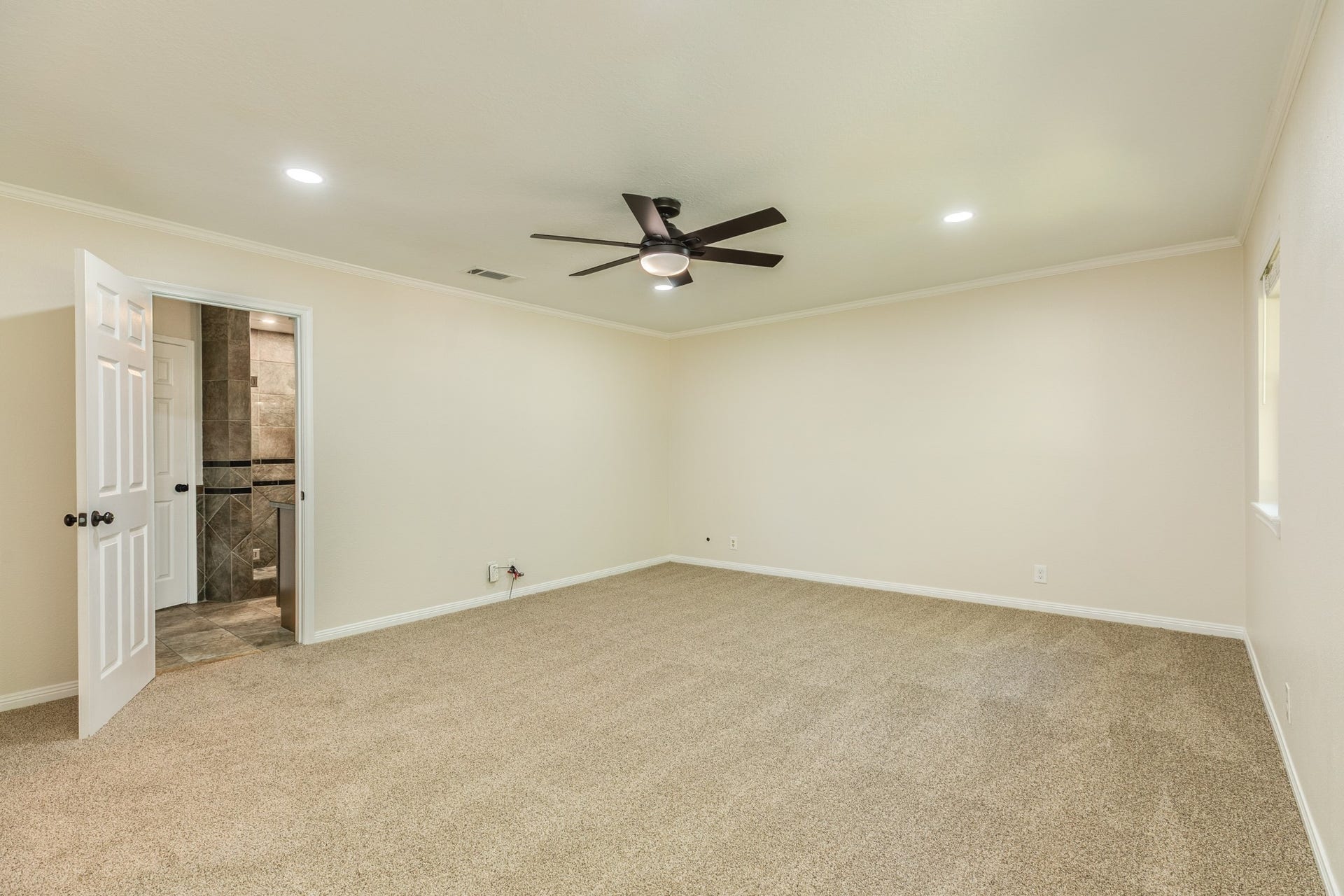 250 Wedgewood Street, Lake Jackson, TX 77566 Oversized primary suite complete with a private en-suite bath, creating a comfortable retreat.