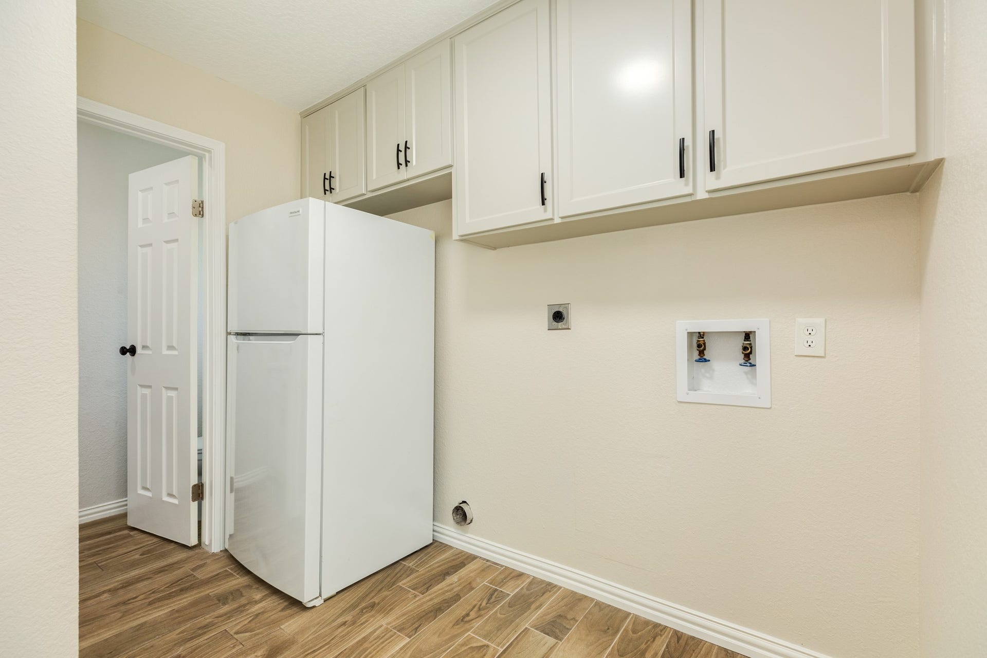 250 Wedgewood Street, Lake Jackson, TX 77566 Laundry/mudroom