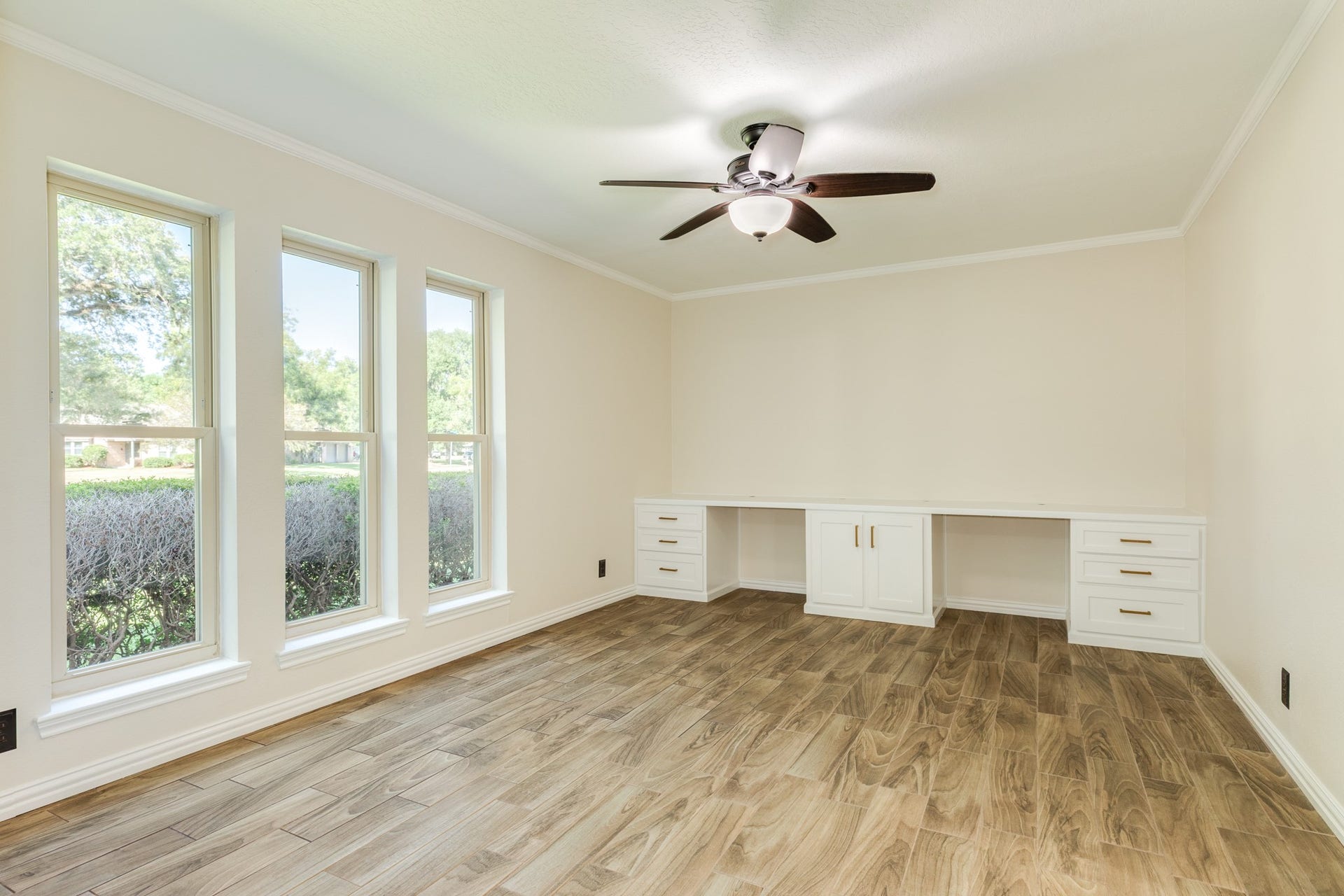 250 Wedgewood Street, Lake Jackson, TX 77566 Versatile flex space ideal for a formal dining room, private home office, or whatever best fits your lifestyle.