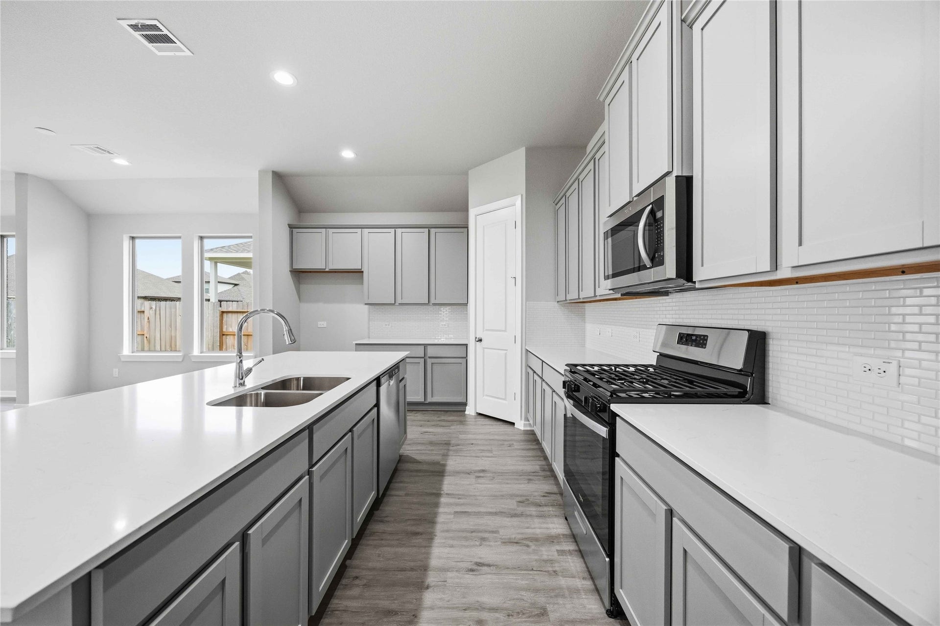 2713 Mackinac Bay Drive, La Marque, TX 77568 2713 Mackinac Bay Drive, La Marque, TX 77568