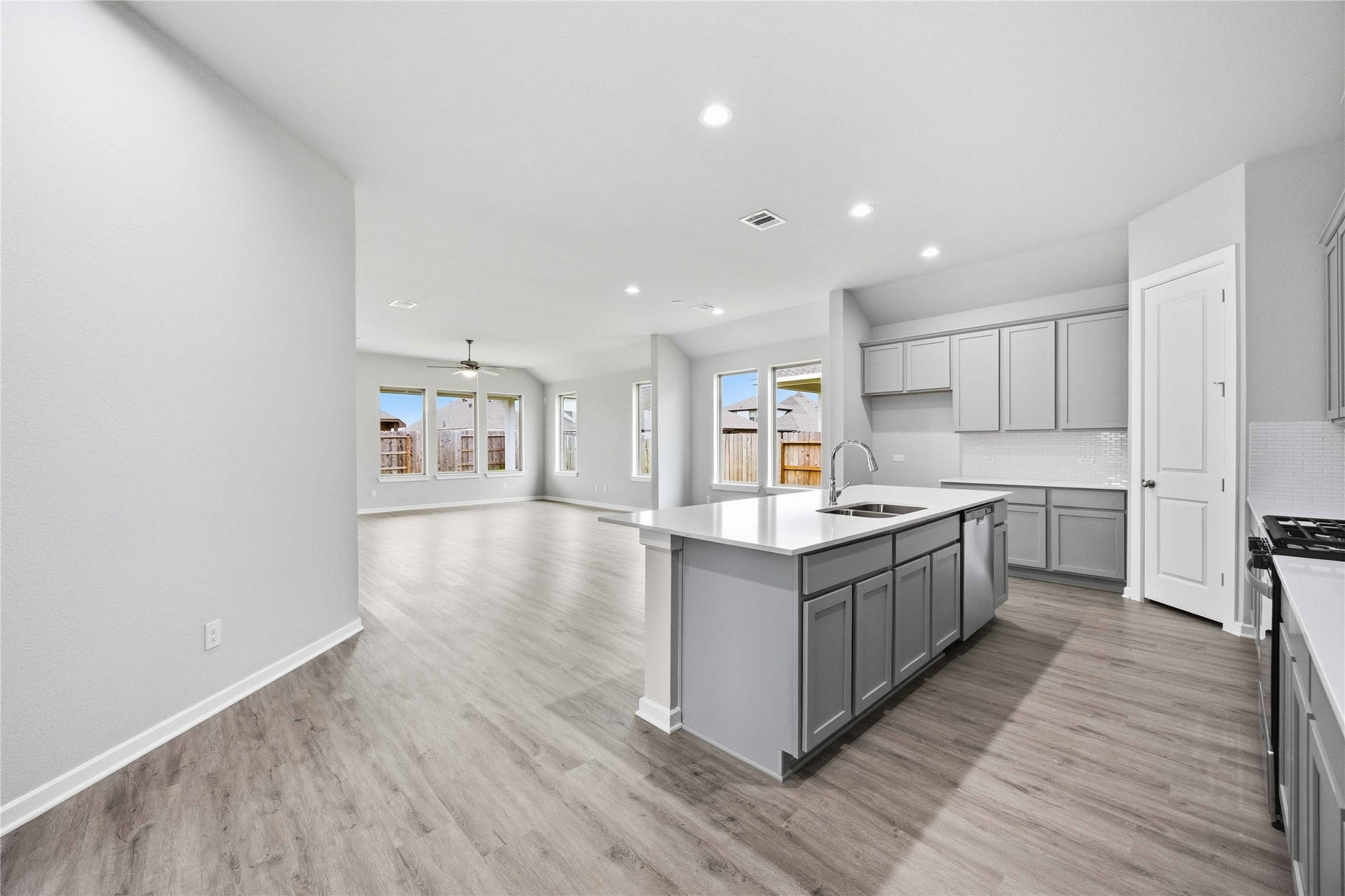 2713 Mackinac Bay Drive, La Marque, TX 77568 2713 Mackinac Bay Drive, La Marque, TX 77568