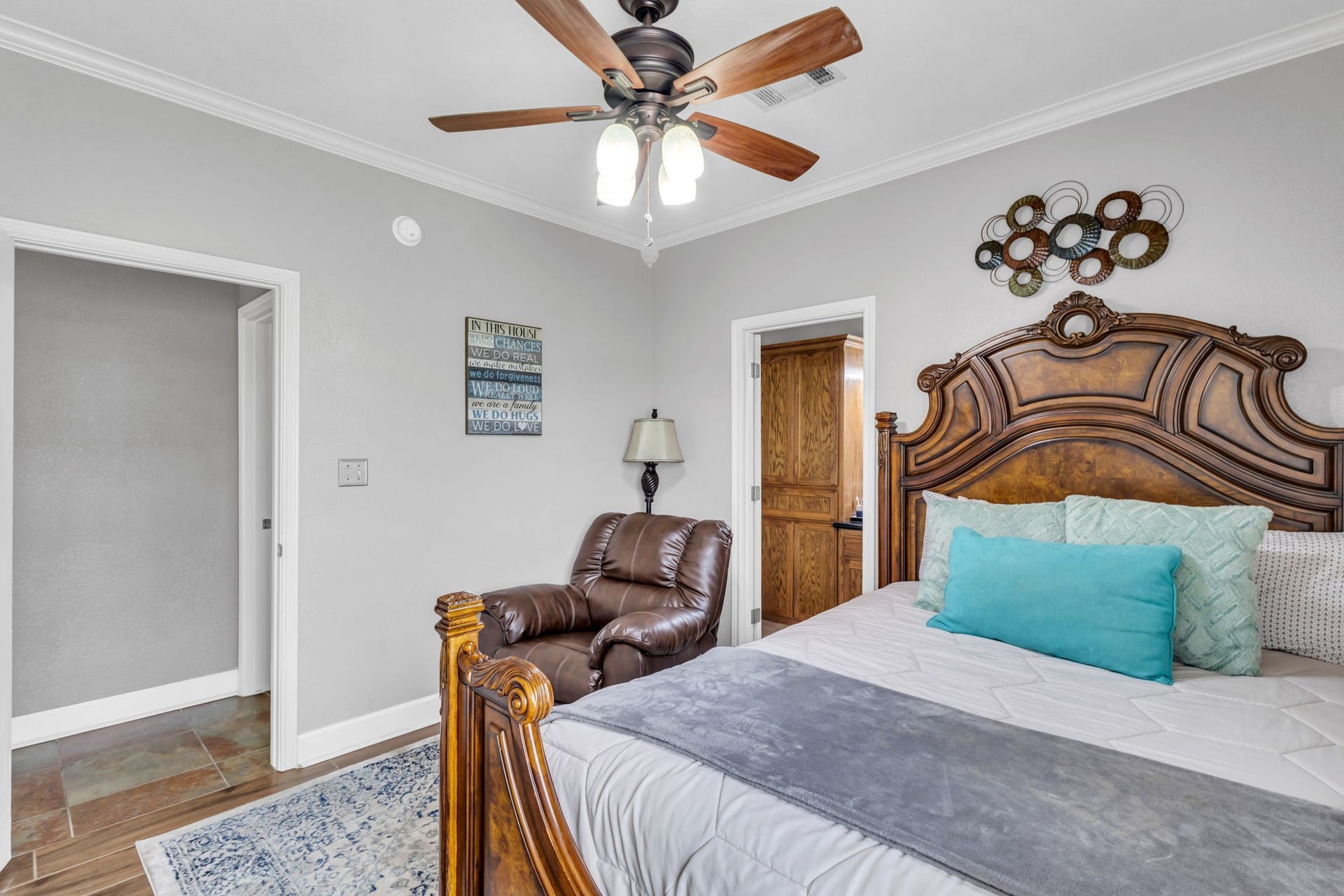 11010 Madison Court, Beaumont, TX 77705 Guest bedroom #1 offers a comfortable layout with neutral wall colors, crown molding, a ceiling fan, and wood-look flooring. Includes convenient access to the adjoining bathroom.