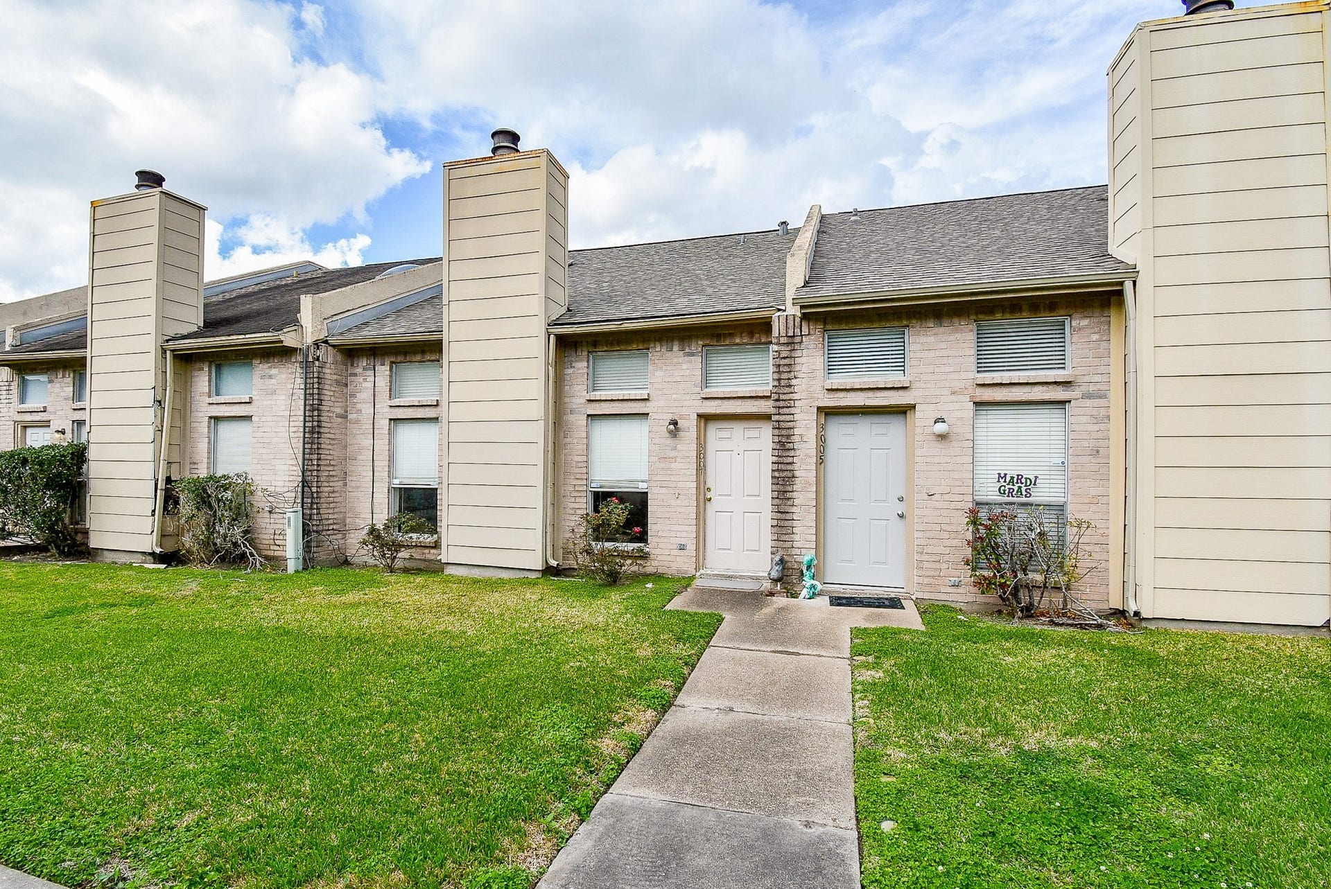 3007 Creekview Drive, Missouri City, TX 77459 Welcome to 3007 Creekview in Meadowcreek Townhomes. Recently replaced roof will stand out vs others