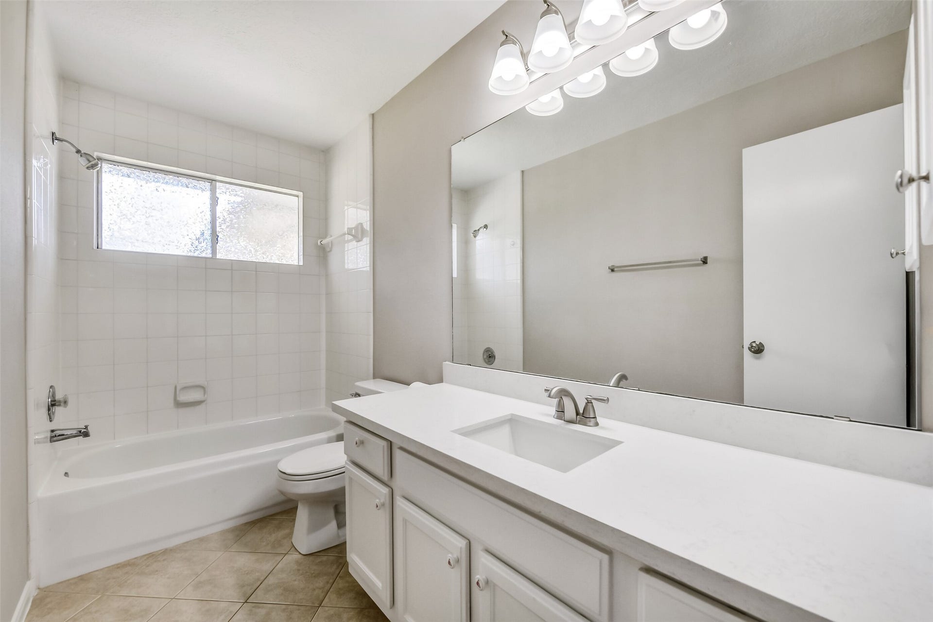 4335 Sugar Bars Drive, Friendswood, TX 77546 Guest bath ~