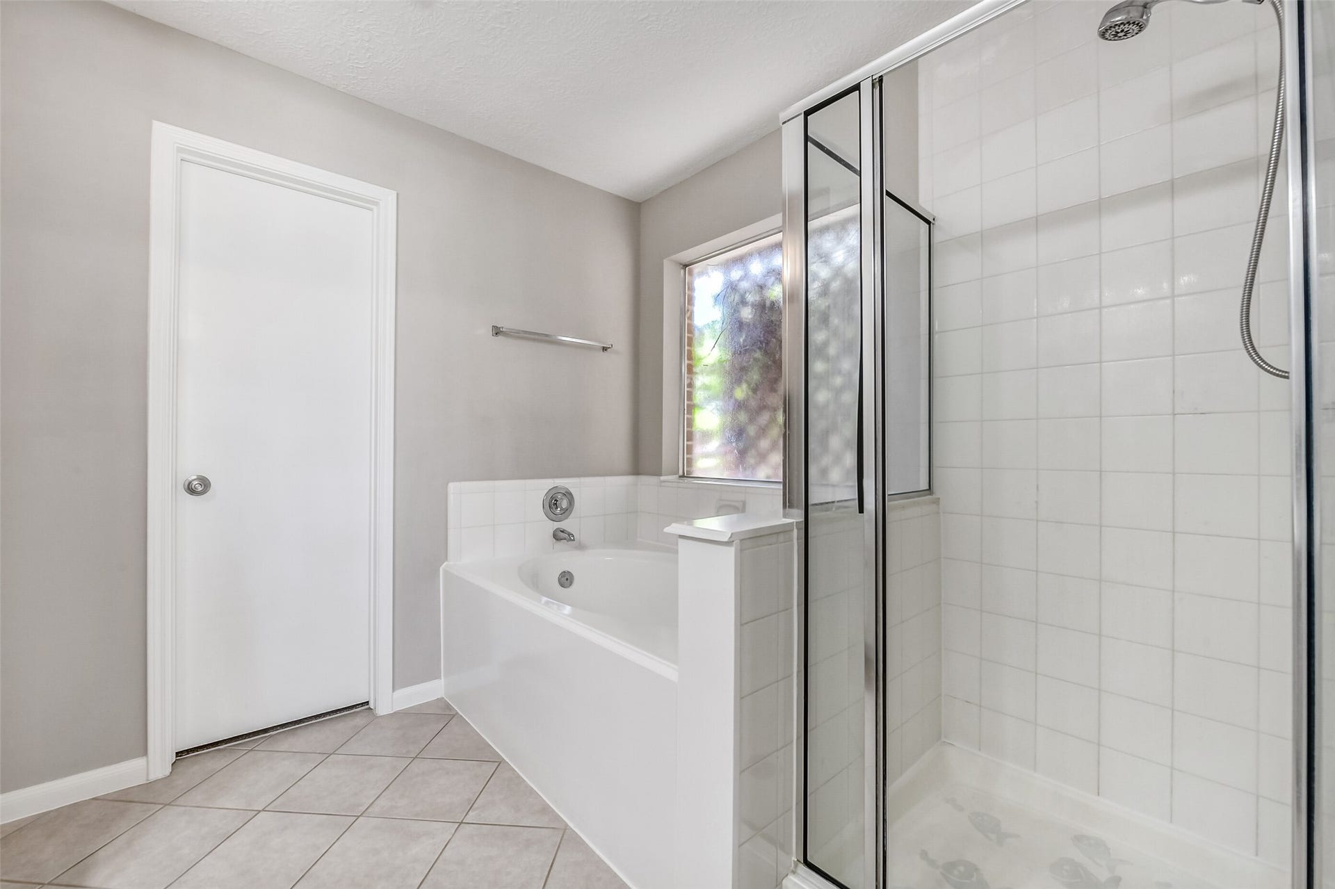 4335 Sugar Bars Drive, Friendswood, TX 77546 Garden tub and separated walk in tiled shower ~