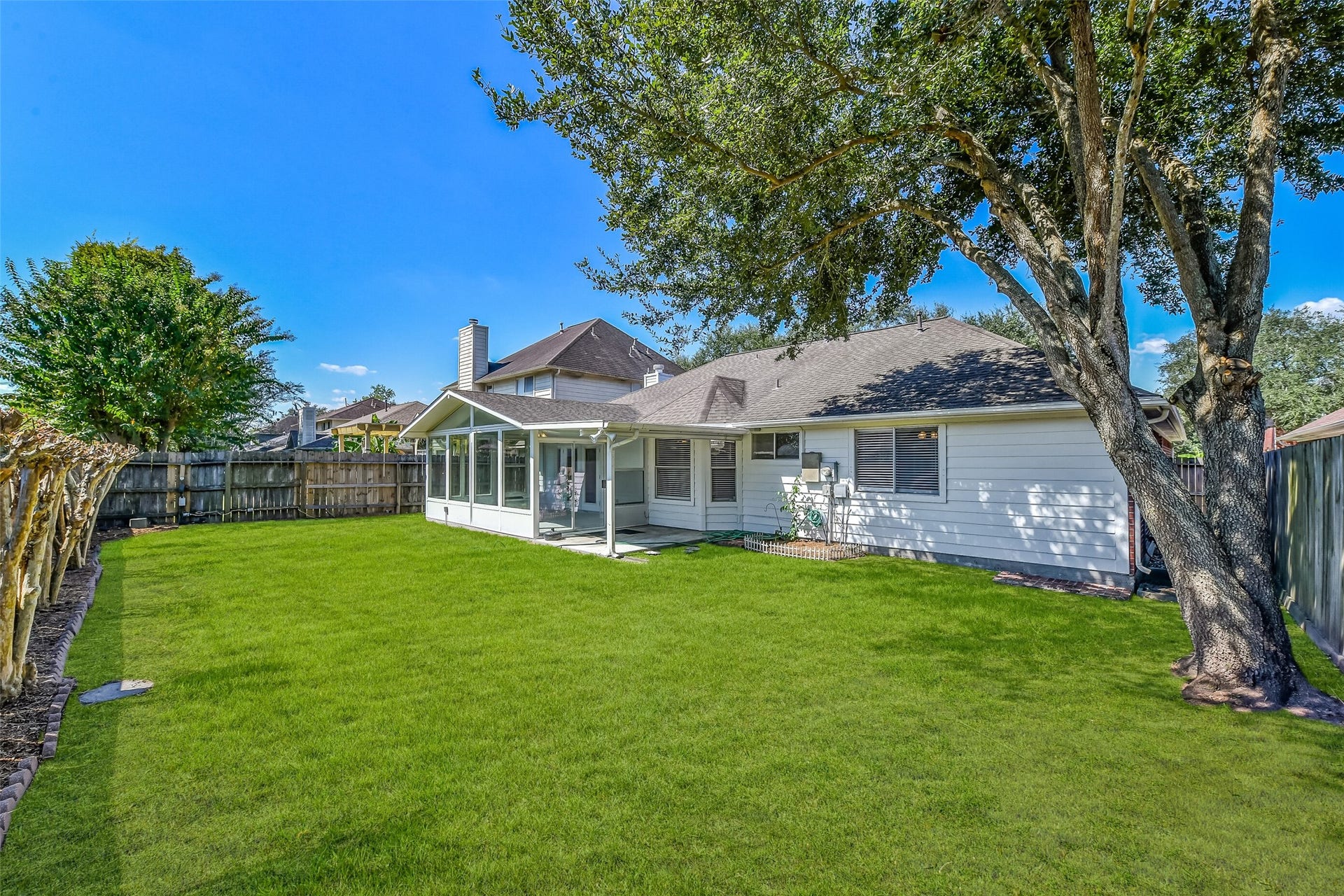 4335 Sugar Bars Drive, Friendswood, TX 77546 Plenty of outdoor green space ~