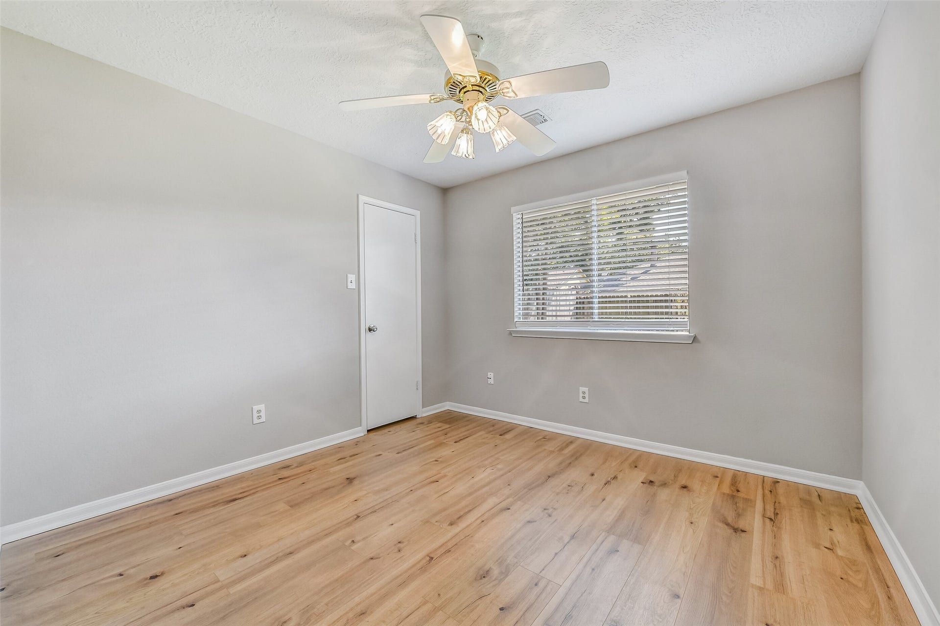 4335 Sugar Bars Drive, Friendswood, TX 77546 Secondary bedroom ~