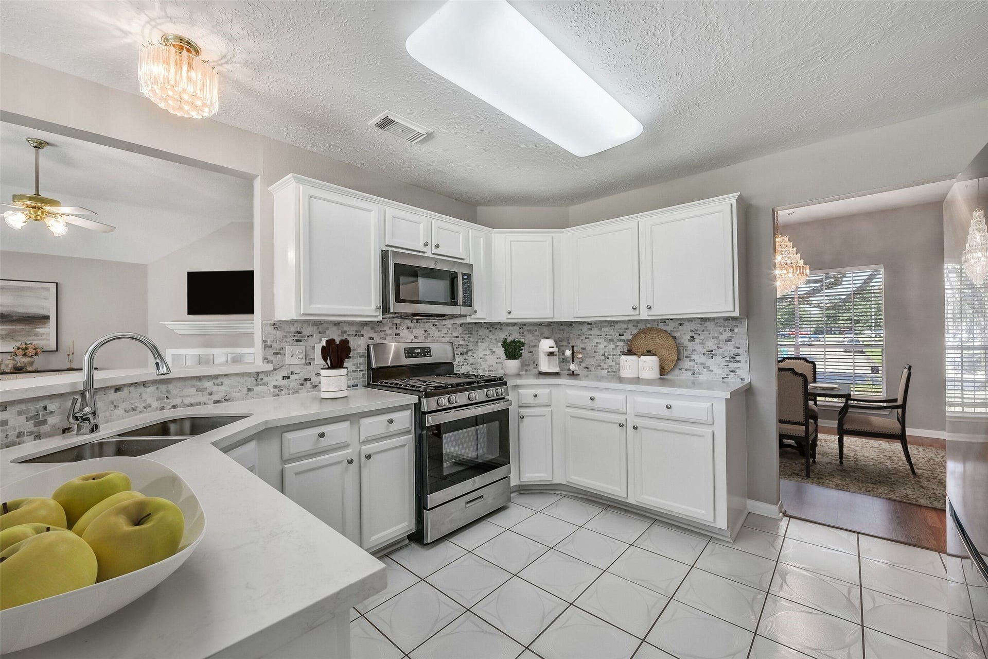 4335 Sugar Bars Drive, Friendswood, TX 77546 Extensive cabinetry with wrap around high bar ~