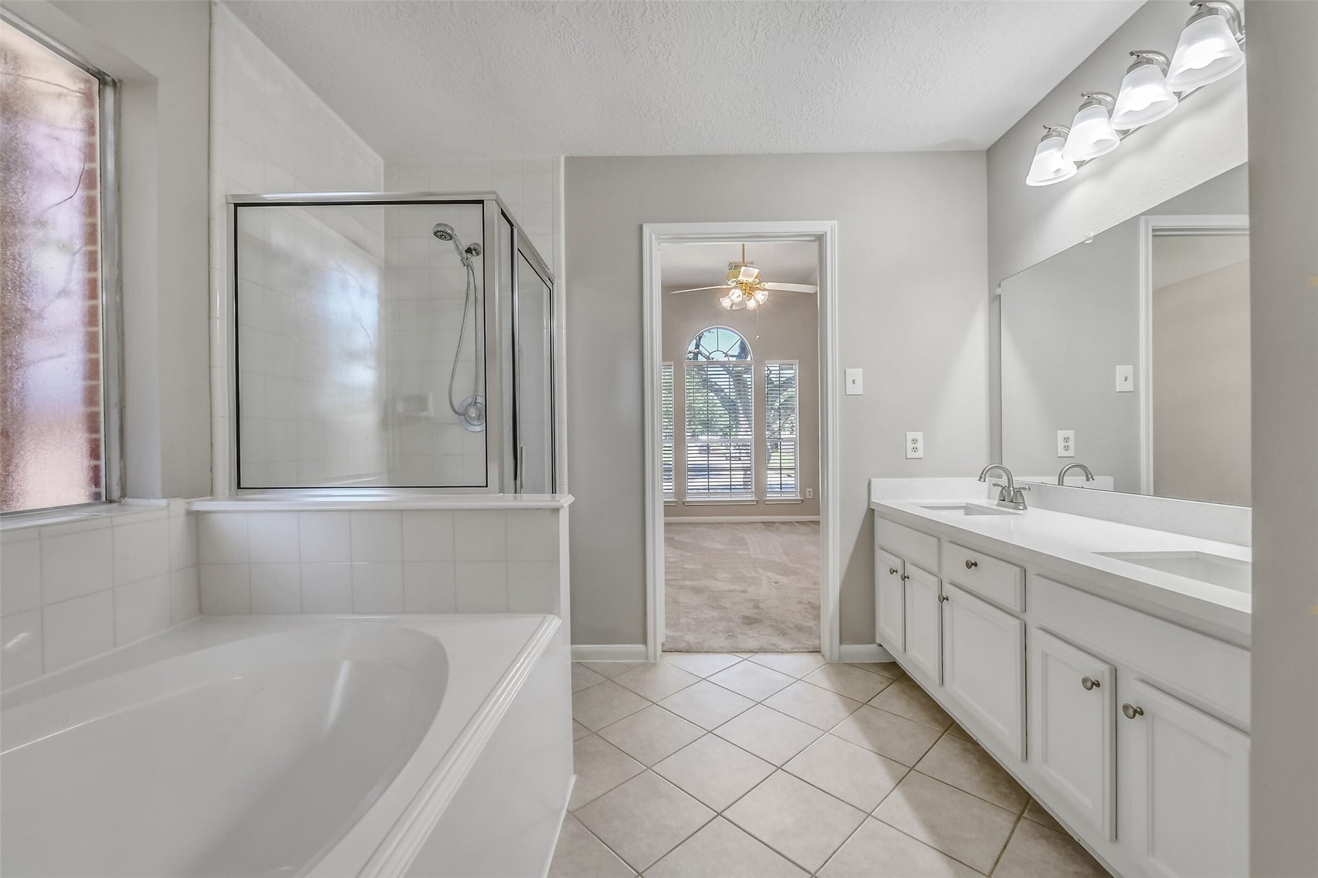 4335 Sugar Bars Drive, Friendswood, TX 77546 Great primary bath!