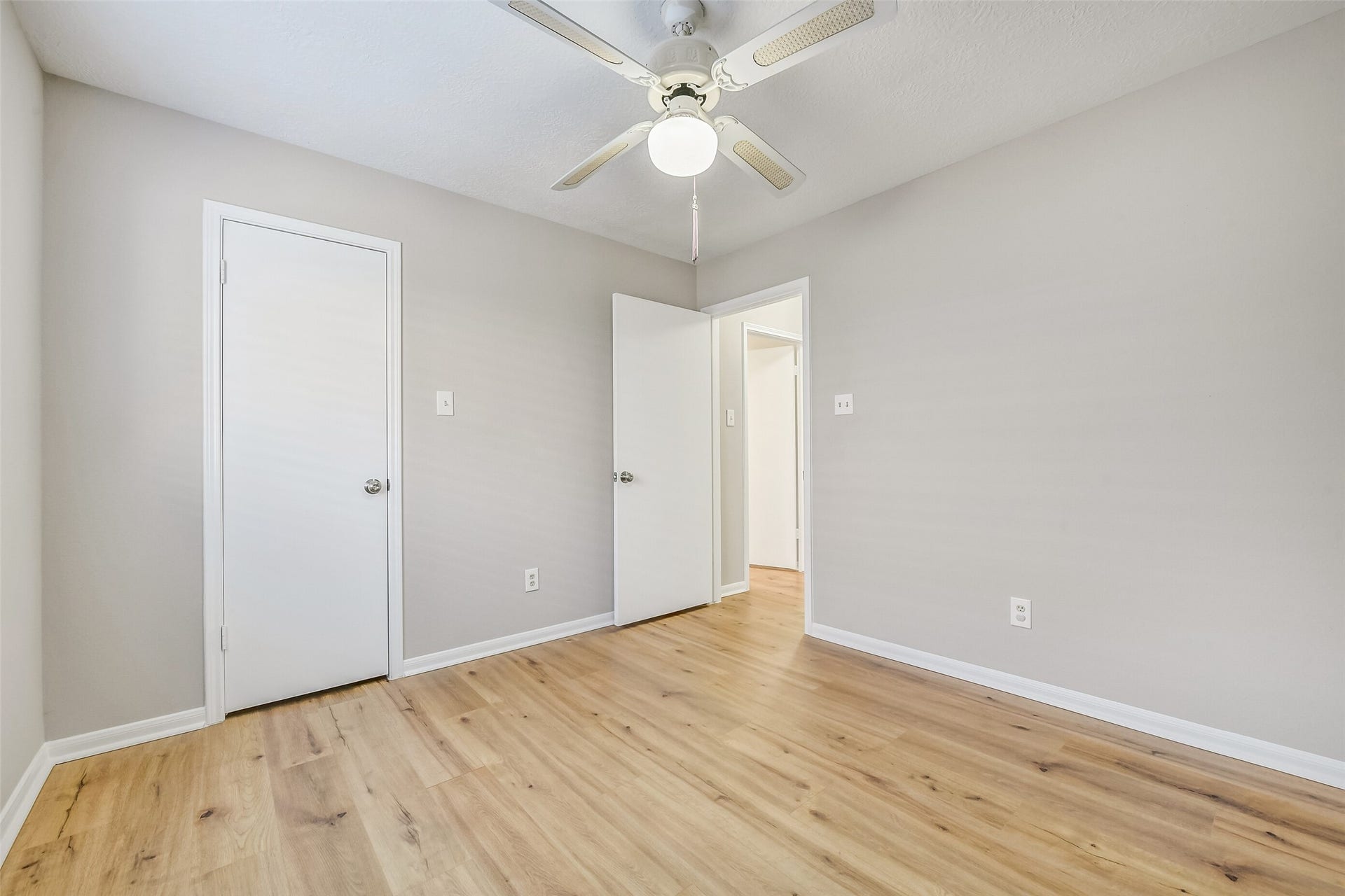 4335 Sugar Bars Drive, Friendswood, TX 77546 Secondary bedroom ~
