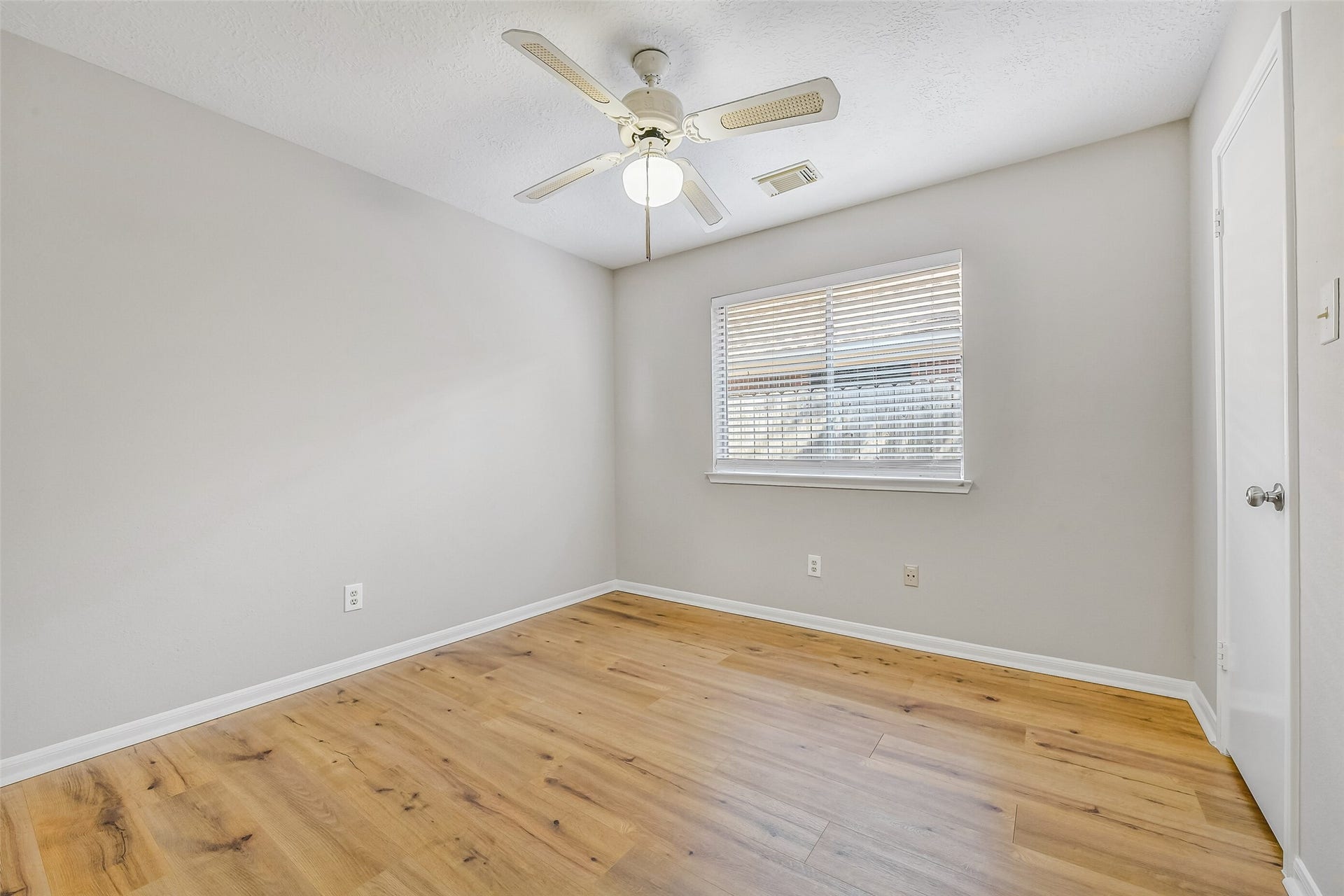 4335 Sugar Bars Drive, Friendswood, TX 77546 Secondary bedroom ~