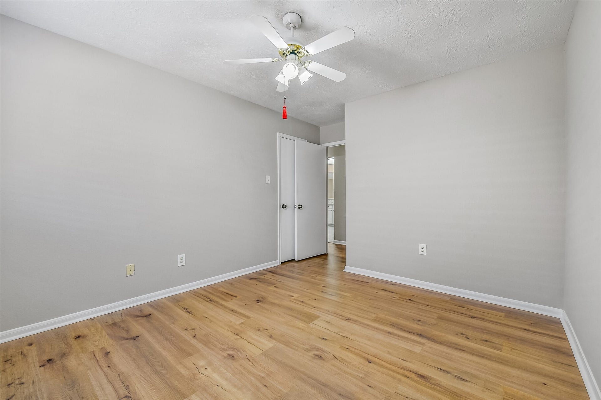 4335 Sugar Bars Drive, Friendswood, TX 77546 Secondary bedroom ~