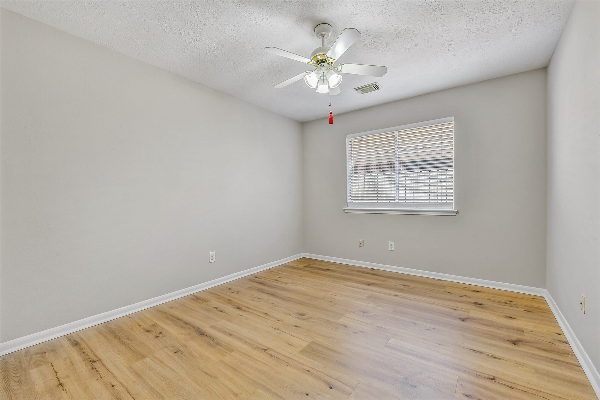 4335 Sugar Bars Drive, Friendswood, TX 77546 Secondary bedroom ~