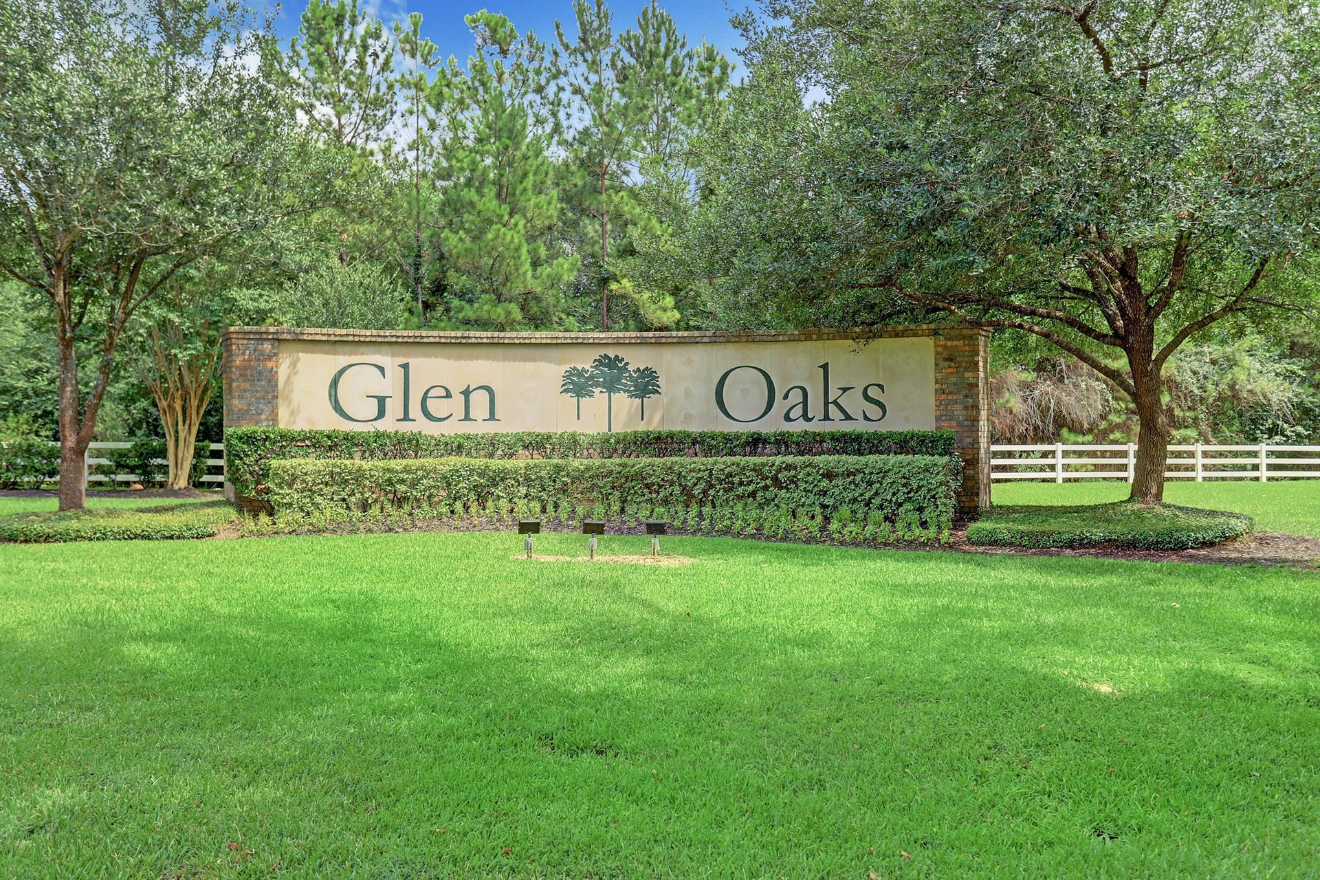 30598 Johnson Alley, Magnolia, TX 77355 Feel at home in the inviting community of Glen Oaks.