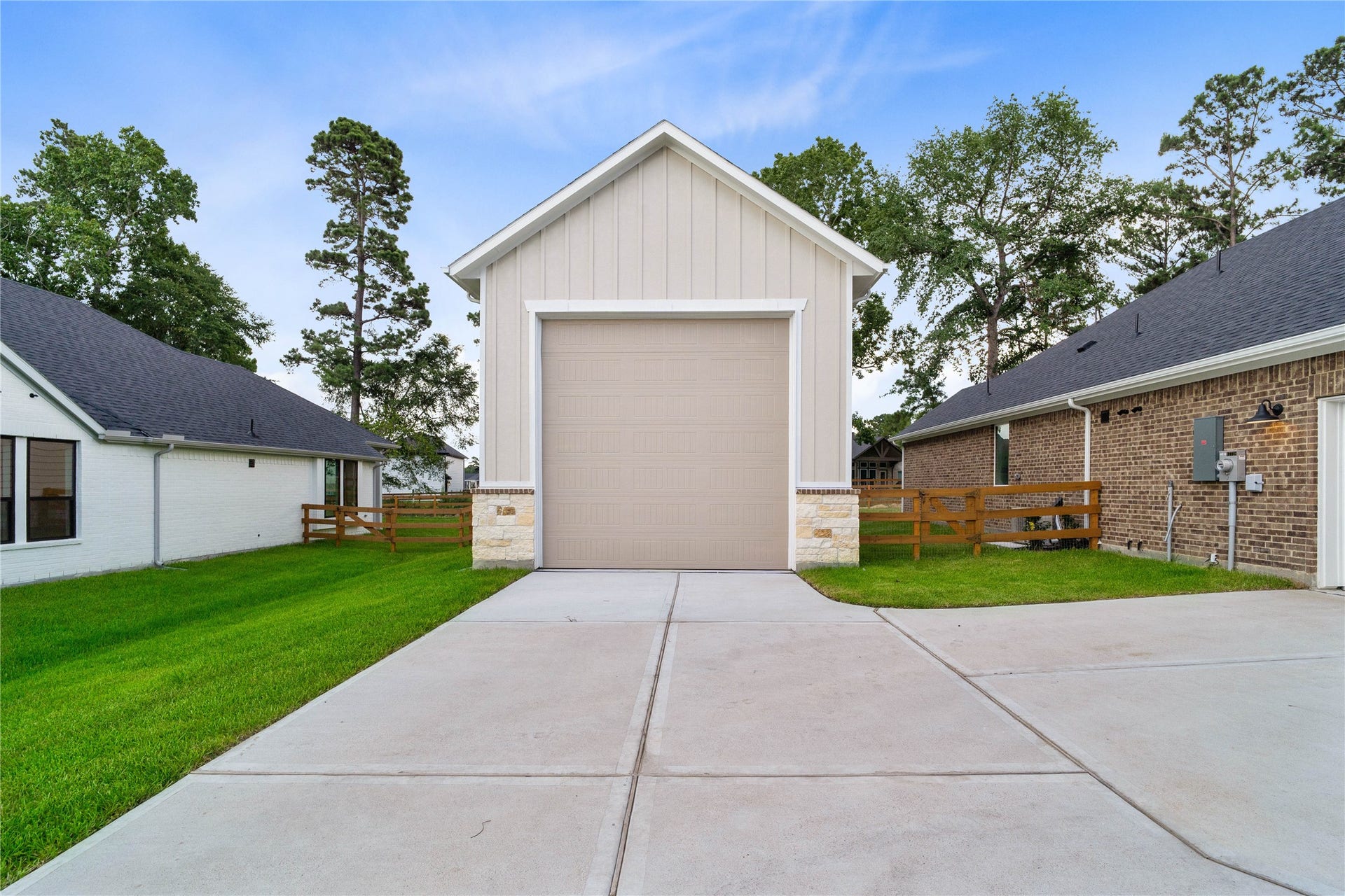17728 Gold Saddle Lane, Magnolia, TX 77354 An impressive detached, oversized garage features a massive high-clearance bay door, offering the ultimate flexible space for RV parking, boat storage, or a professional-grade workshop.