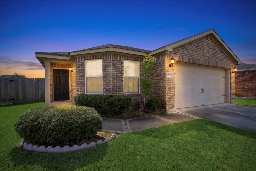 Property photo for 9719 Montana Sapphire Lane, Rosharon, TX