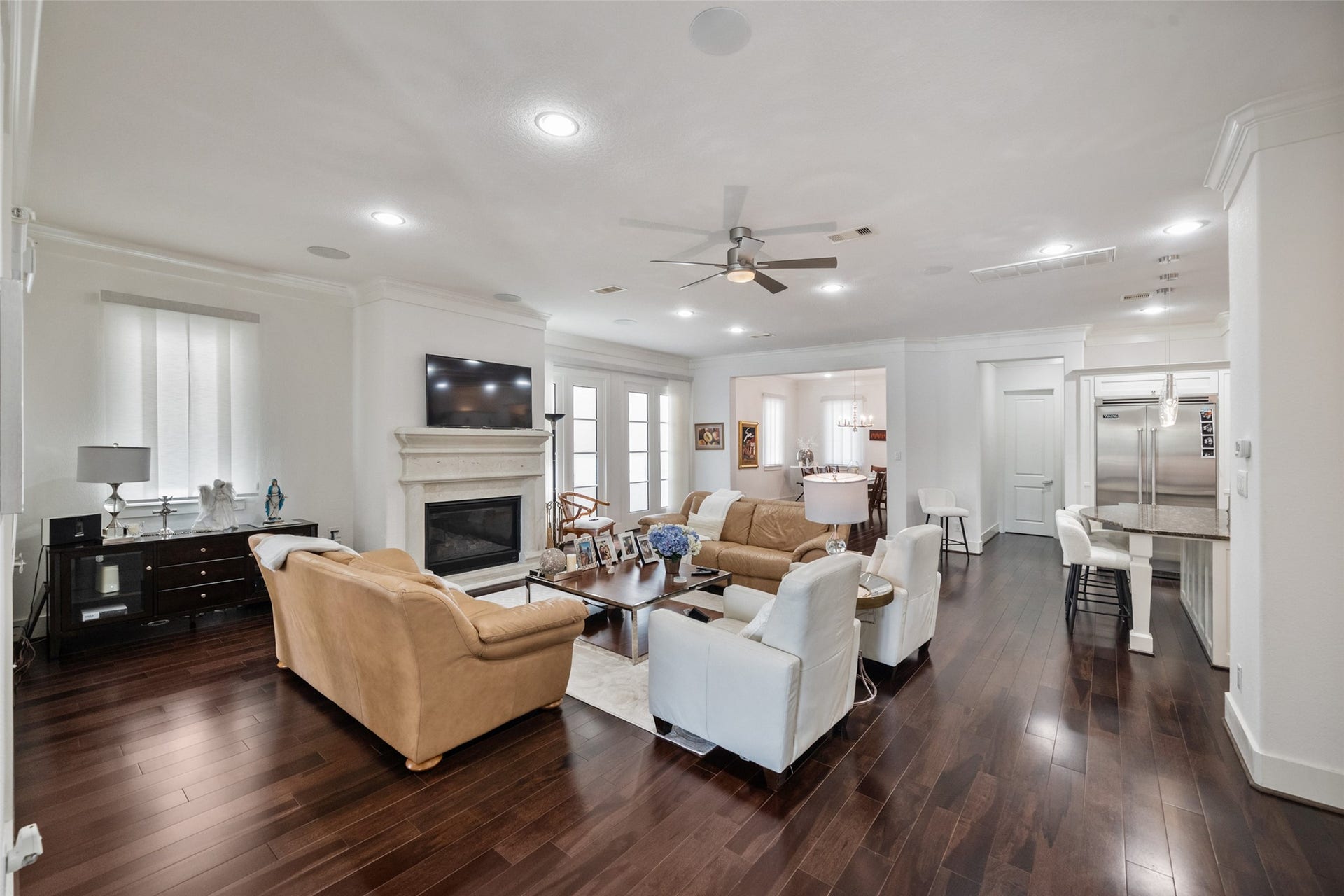 18 Secluded Trail, The Woodlands, TX 77380 THE VERY LARGE LIVING AREA WHICH OPENS TO THE KITCHEN, DINING ROOM, FAMILY ROOM AND SPACIOUS BALCONY