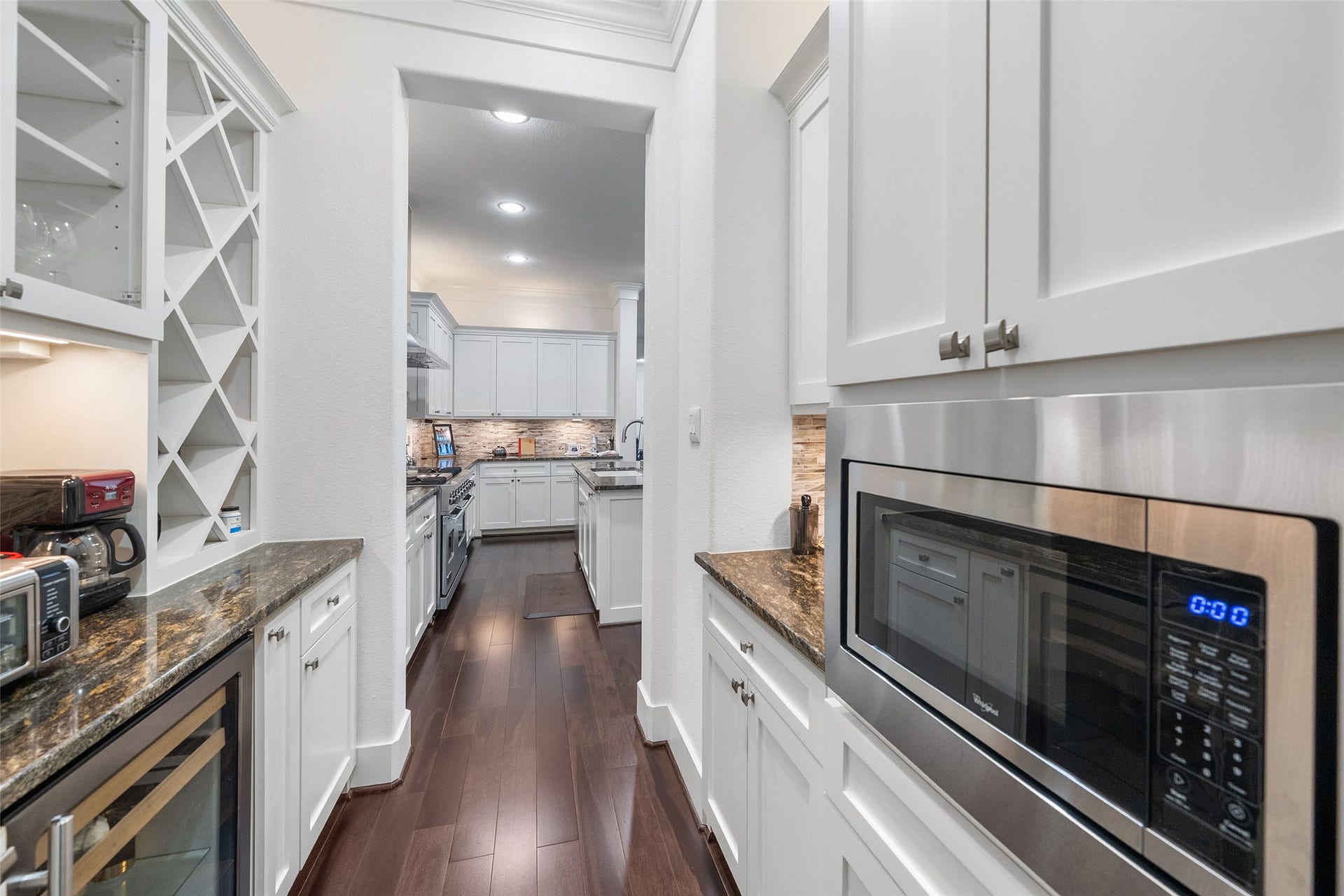 18 Secluded Trail, The Woodlands, TX 77380 BUTLER'S PANTRY SUPPORTING THE KITCHEN IN ELEGANT FASHION