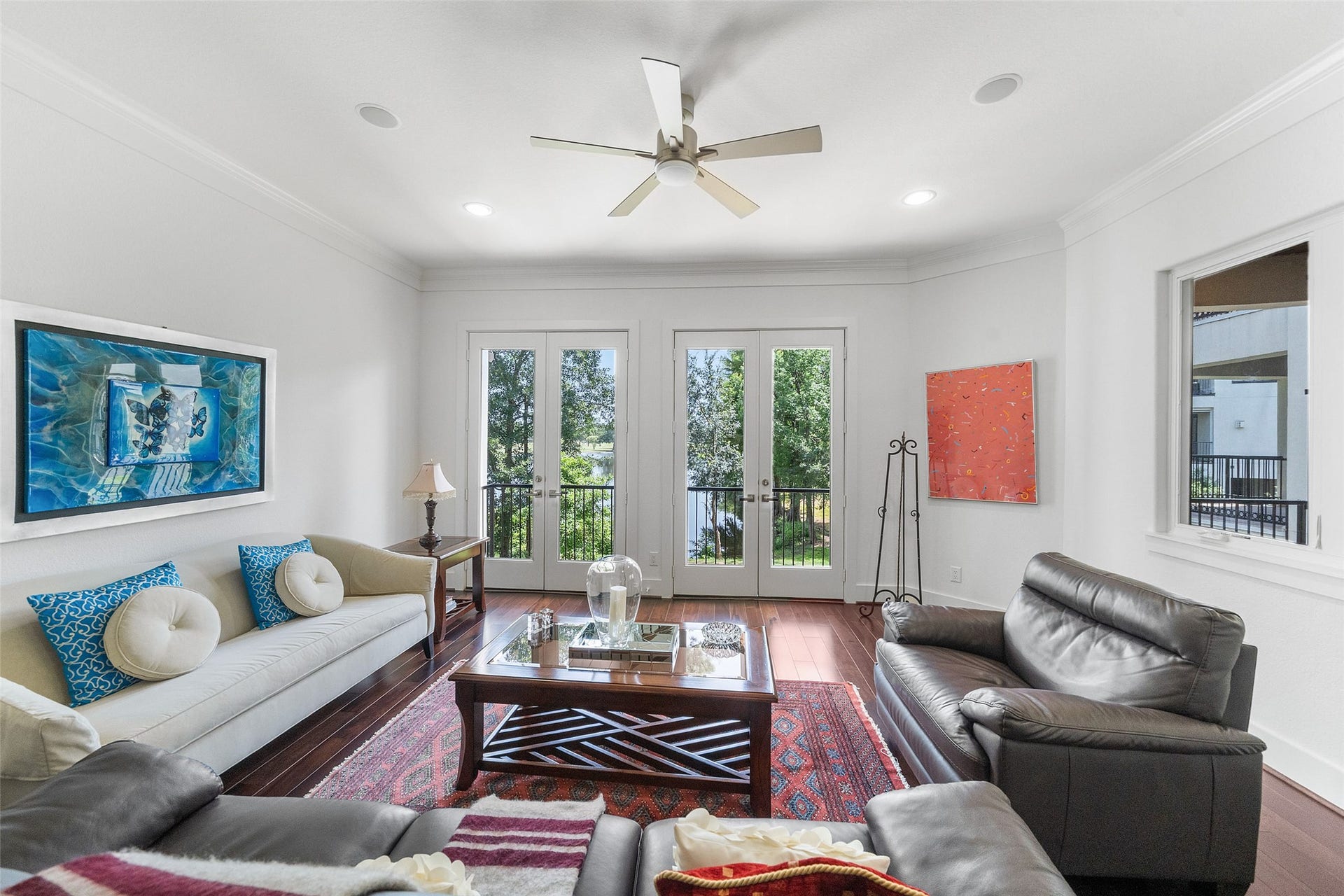 18 Secluded Trail, The Woodlands, TX 77380 VERY COZY AND BEAUTIFULLY DECORATED