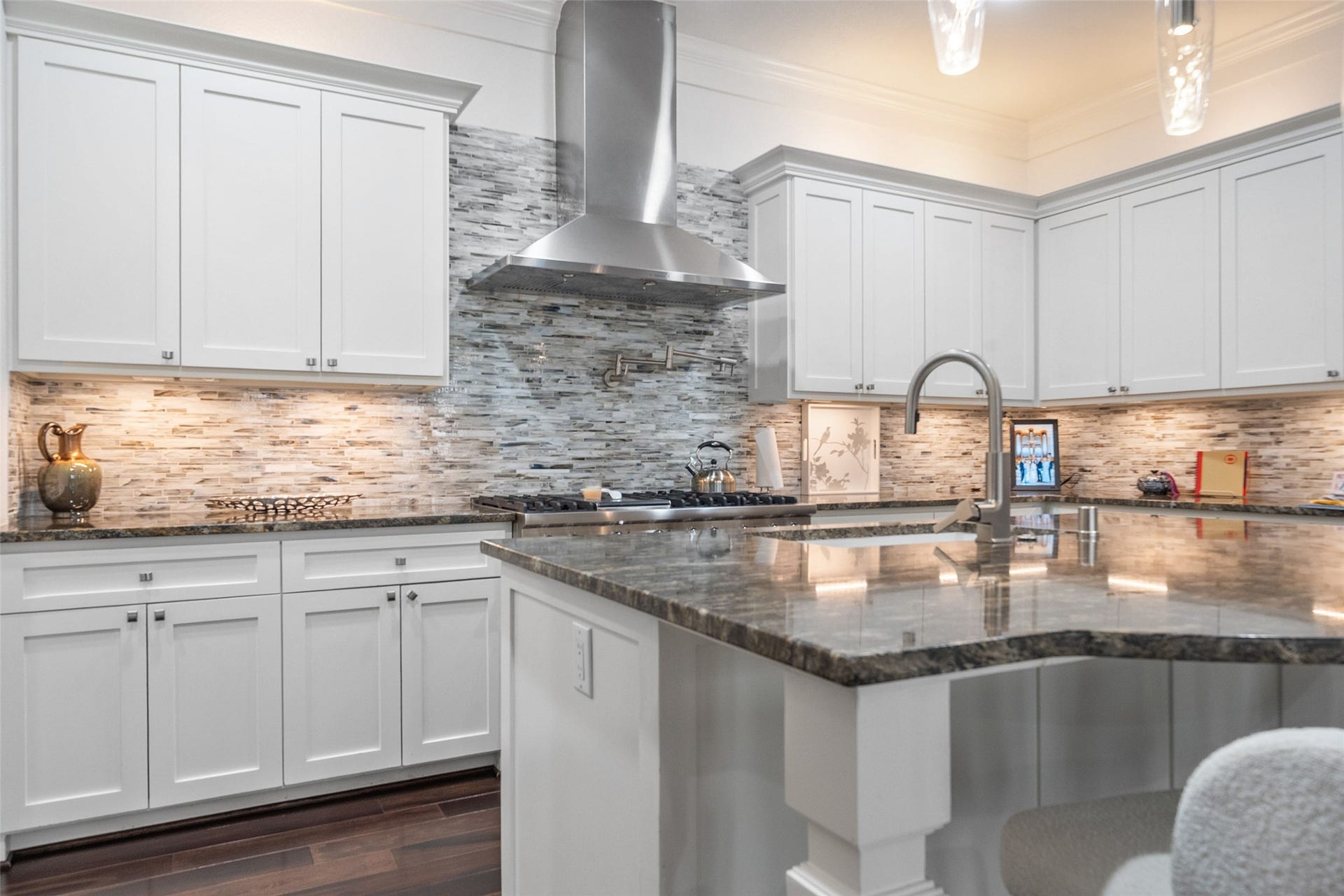 18 Secluded Trail, The Woodlands, TX 77380 BEAUTIFUL UNDER CABINET LIGHTING IN YOUR SPACIOUS KITCHEN