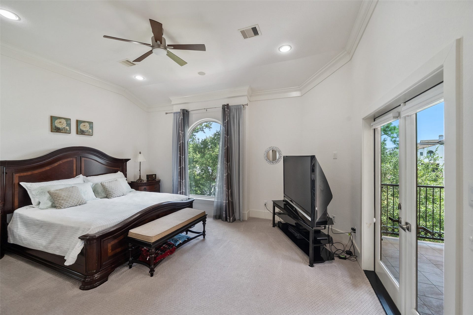 18 Secluded Trail, The Woodlands, TX 77380 LARGE PRIMARY BEDROOM WITH MORE VIEWS OF LAKE HARRISON AND THE GOLF COURSE WHICH IS ADORNED WITH NATURAL LIGHT