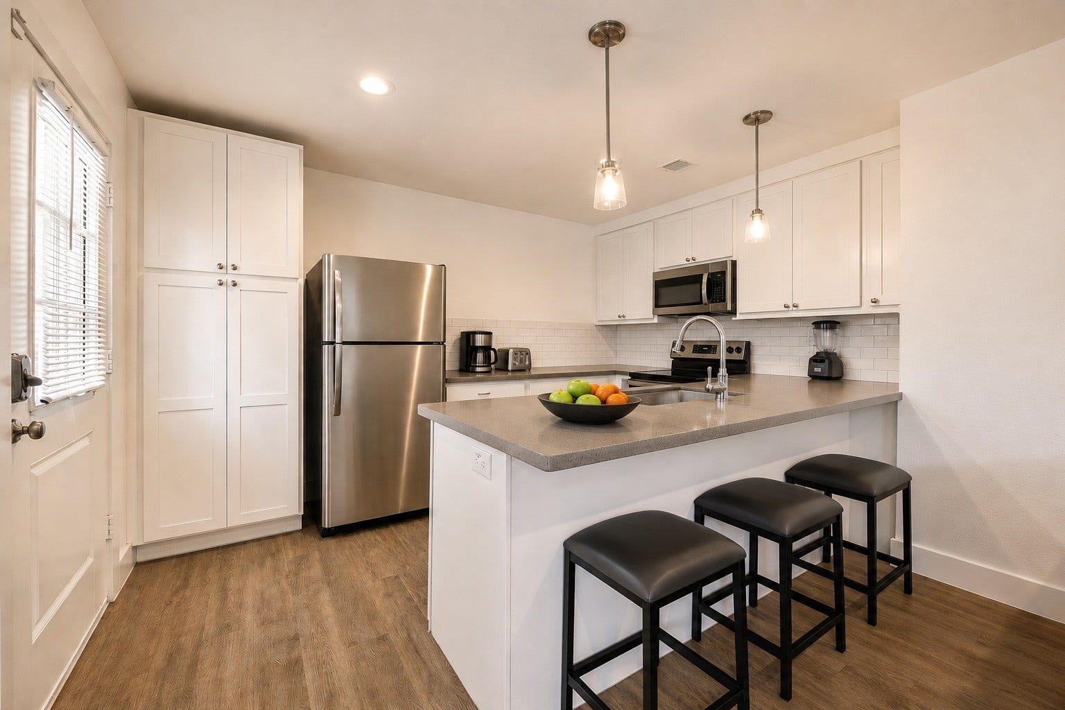 First front unit fully equipped kitchen with breakfast bar convenient for morning coffee or a casual meal.