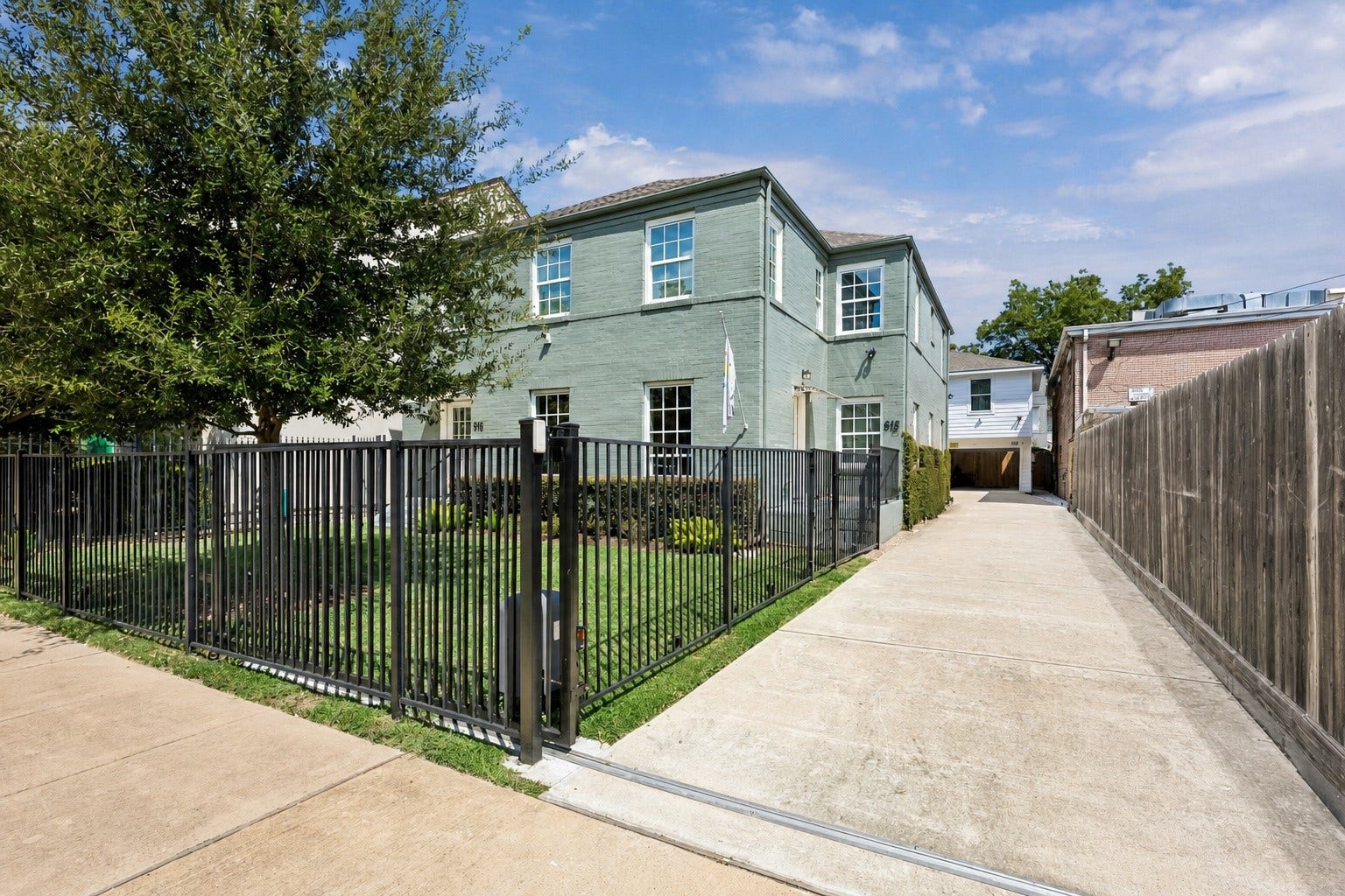 Unmatched opportunity for this Inner-loop Turnkey gated triplex in the heart of the vibrant Montrose