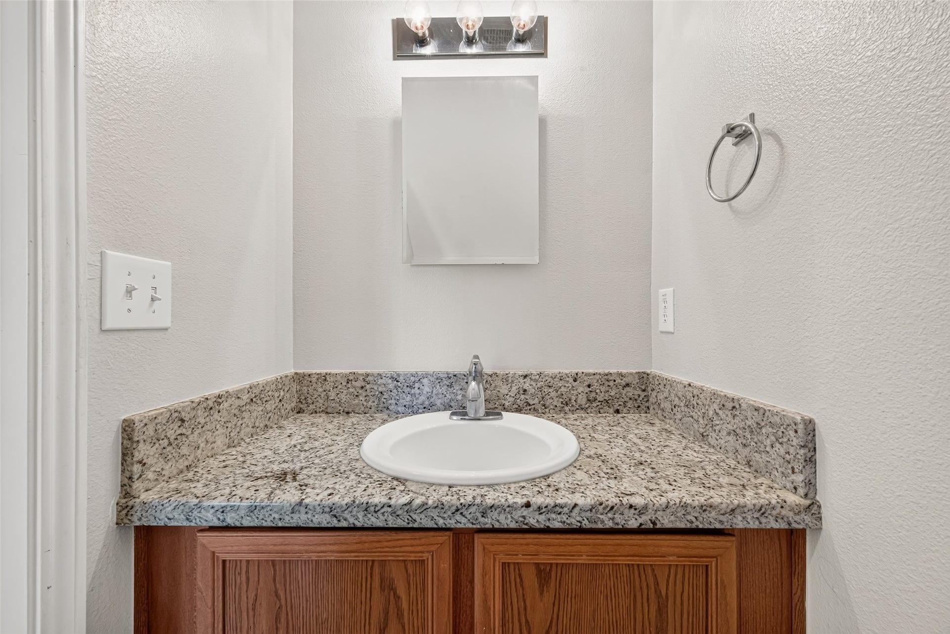 3203 Becker Glen Street, Fresno, TX 77545 Half bath