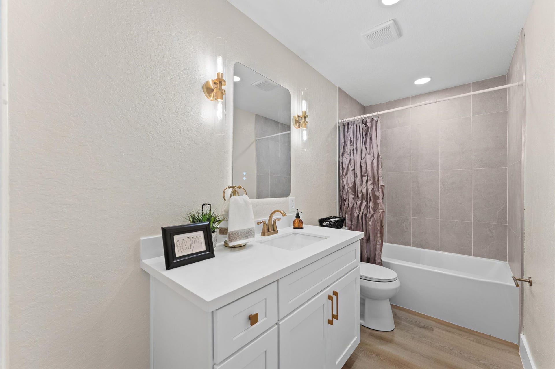 Hall Guest Bathroom
previously staged in person
