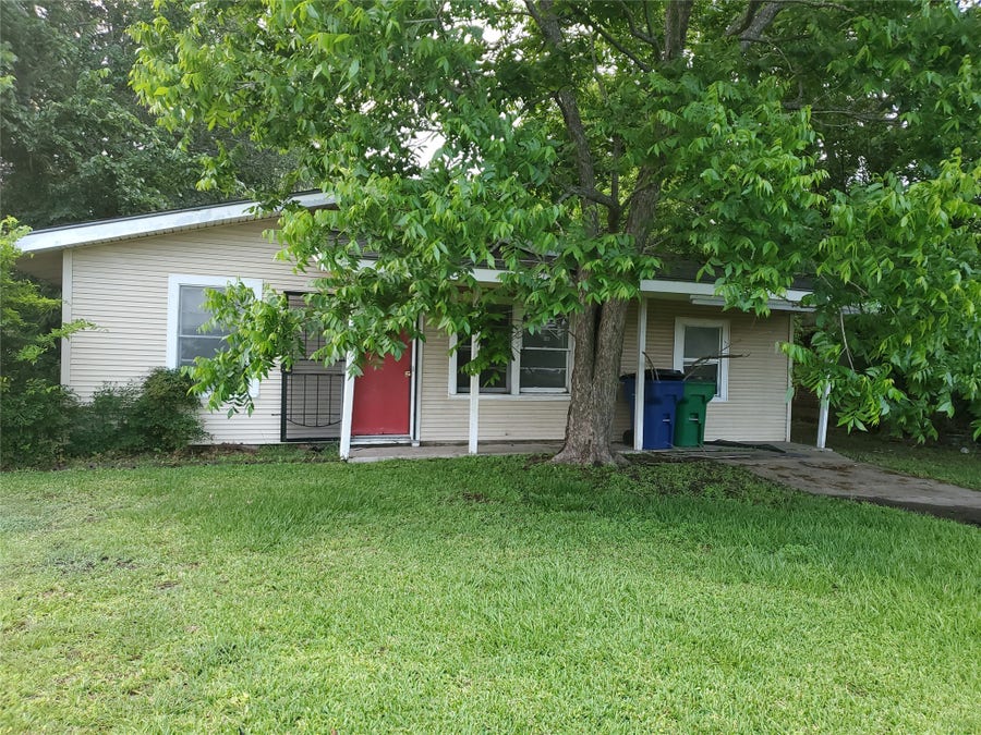 Property photo for 905 E Mulberry Street, Angleton, TX