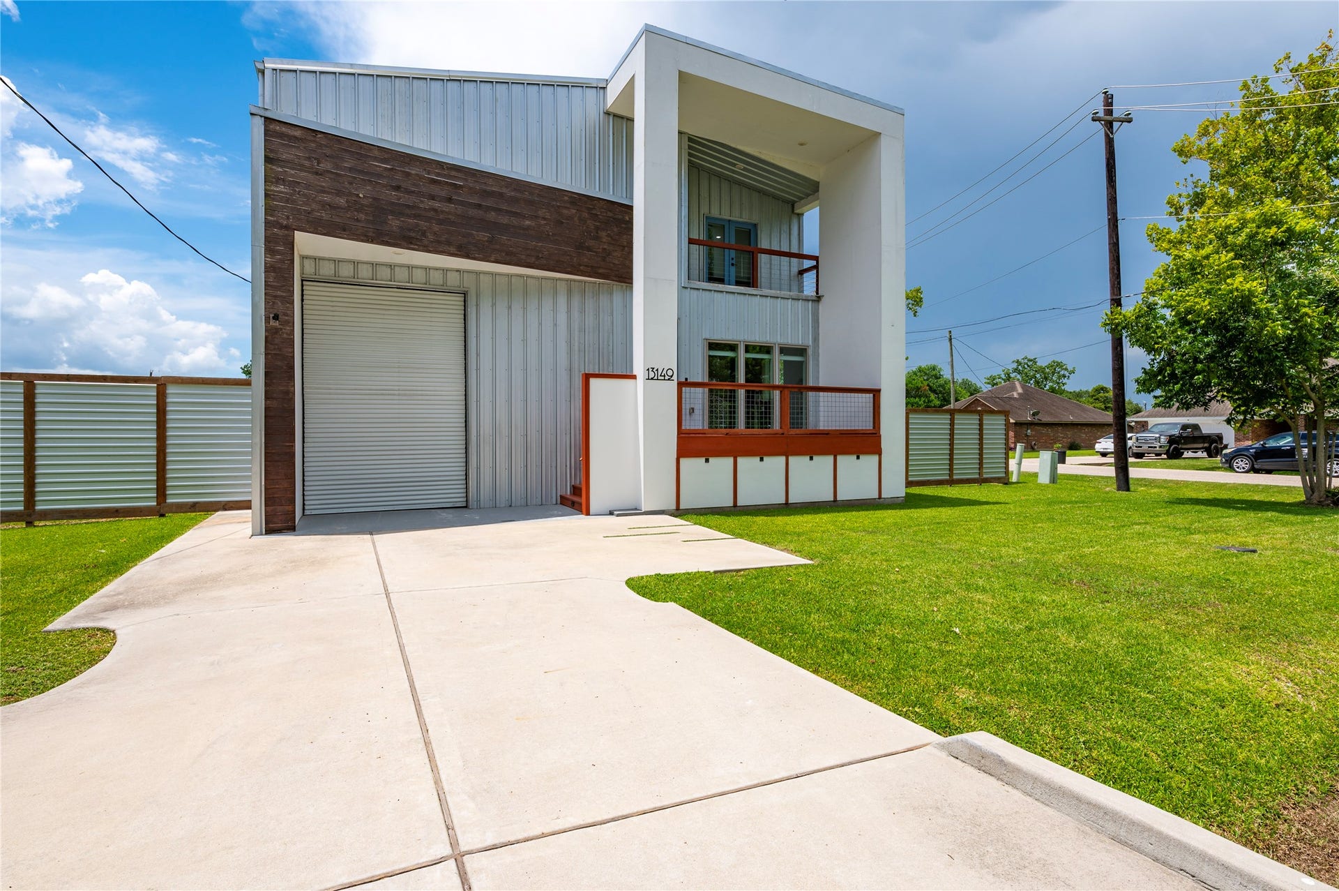 13149 W 6th Street, Santa Fe, TX 77510 Double wide drive way leads to the garage with 12ft bay door.