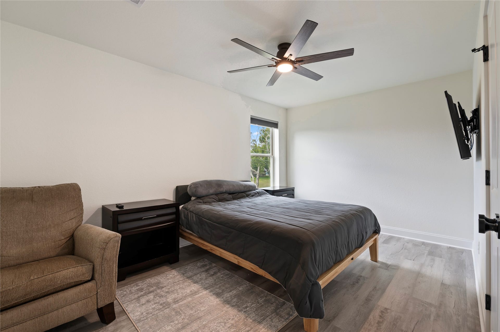 13149 W 6th Street, Santa Fe, TX 77510 Spacious upstairs bedroom with double door coset space.