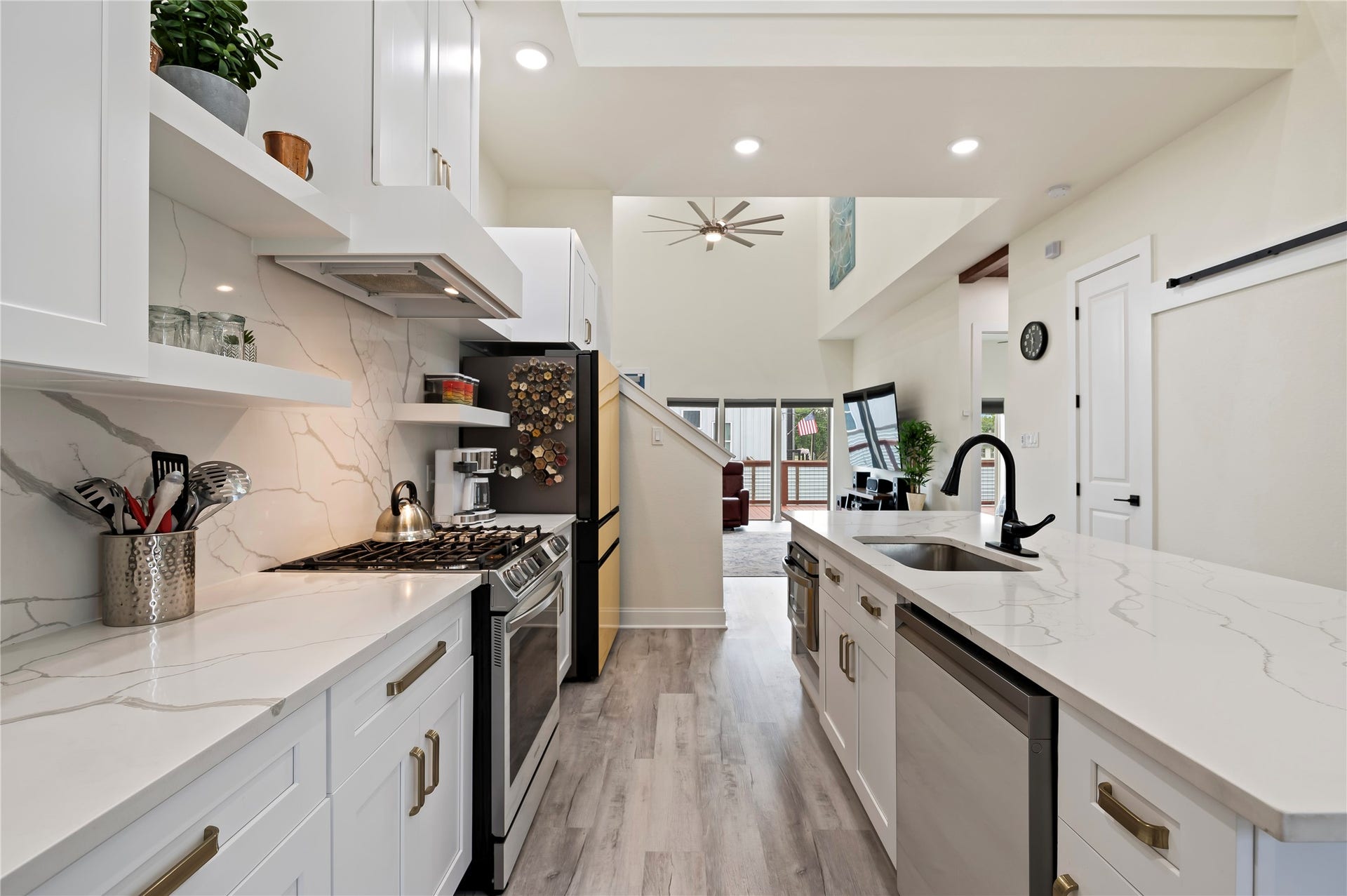 13149 W 6th Street, Santa Fe, TX 77510 Under-counter auto drawer Stainless Steel Bosch microwave. 100% LED lighting throughout! White Quartz backsplash and countertops with custom hardware on kitchen cabinets and drawers to match.