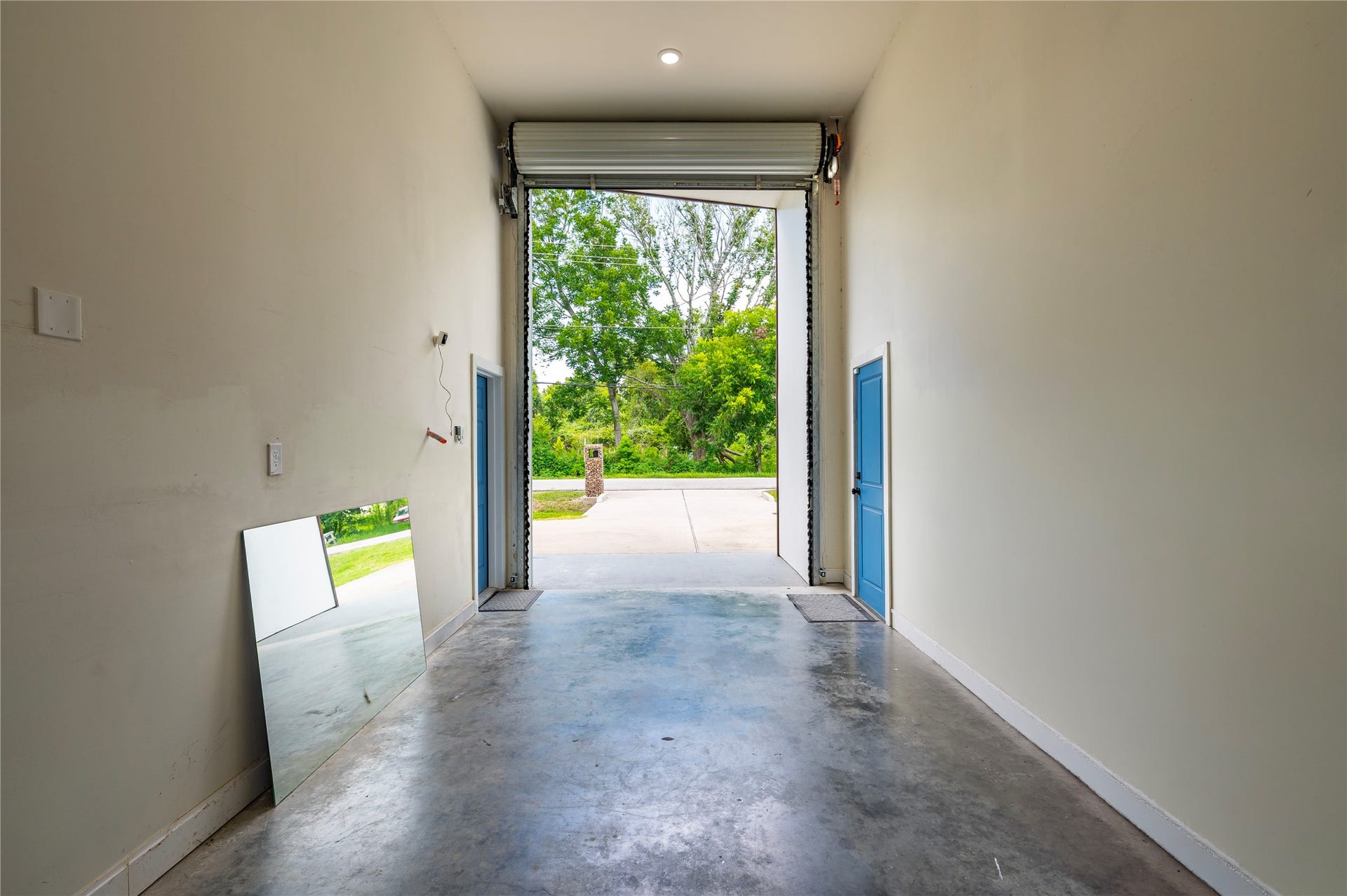 13149 W 6th Street, Santa Fe, TX 77510 12ft Motorized Bay door and 14ft.6in ceilings.