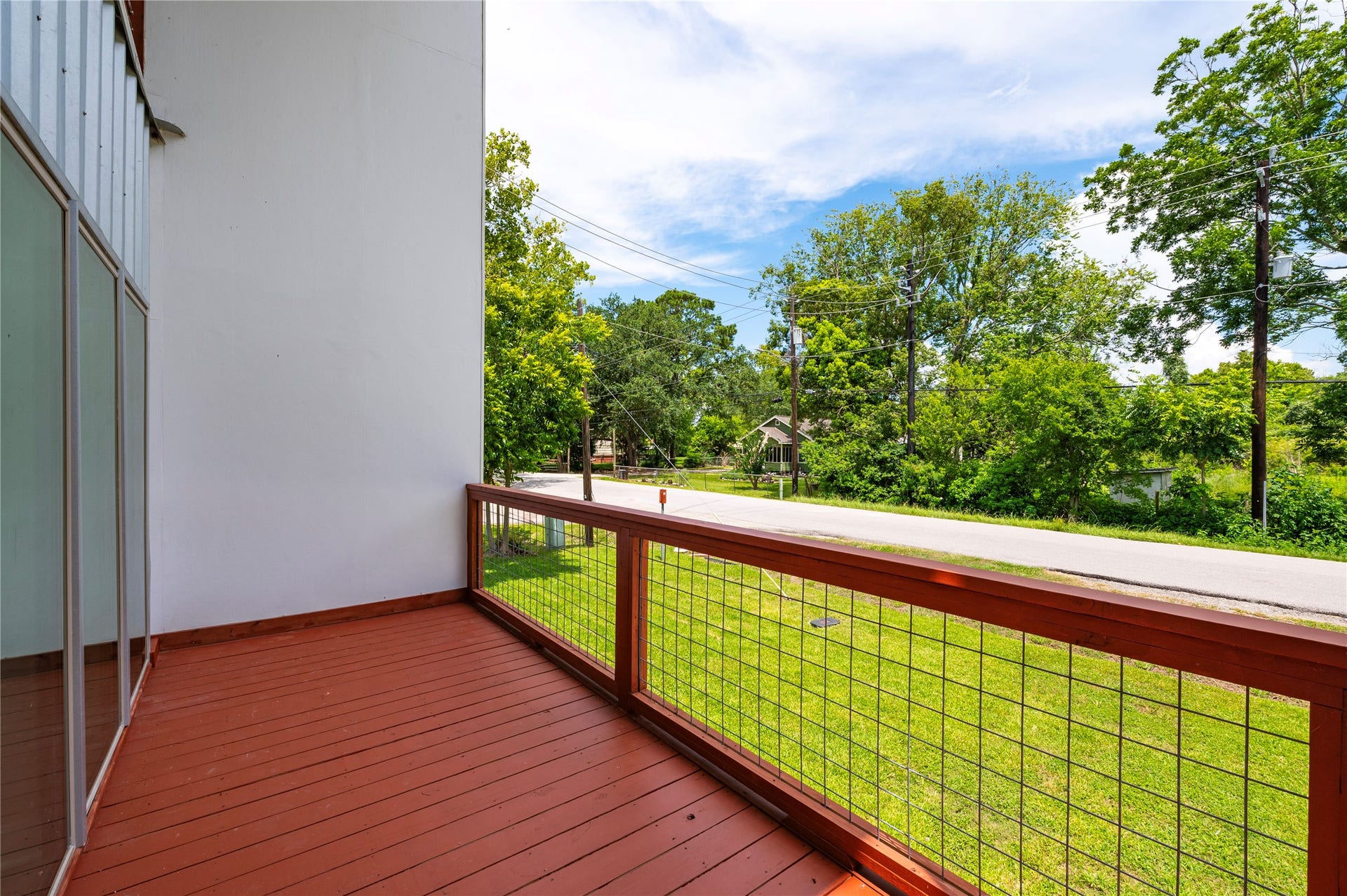 13149 W 6th Street, Santa Fe, TX 77510 Large 2-story high covered front deck overlooks the front yard.