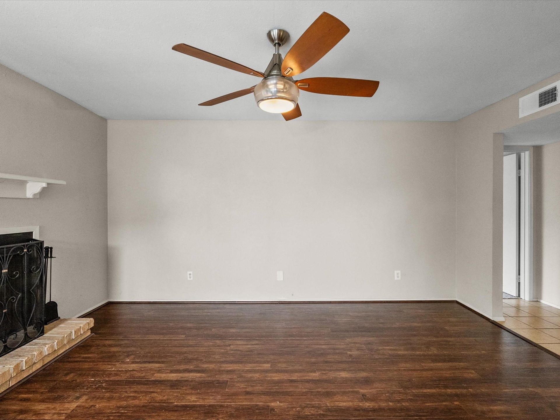 18519 Egret Bay Boulevard, #1802, Webster, TX 77058 Family room.