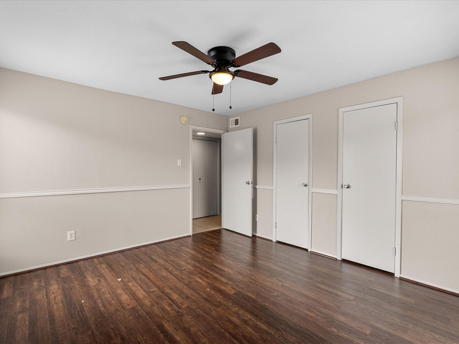 18519 Egret Bay Boulevard, #1802, Webster, TX 77058 Secondary bedroom provides plenty of closet space.