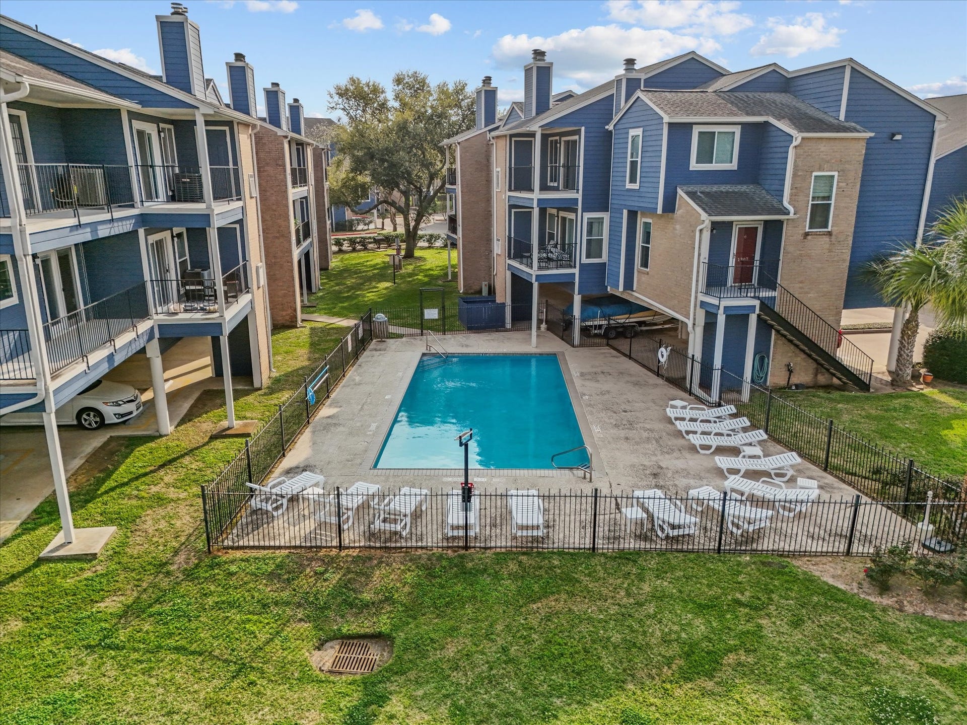 18519 Egret Bay Boulevard, #1802, Webster, TX 77058 The property provides two pools for residents to enjoy.